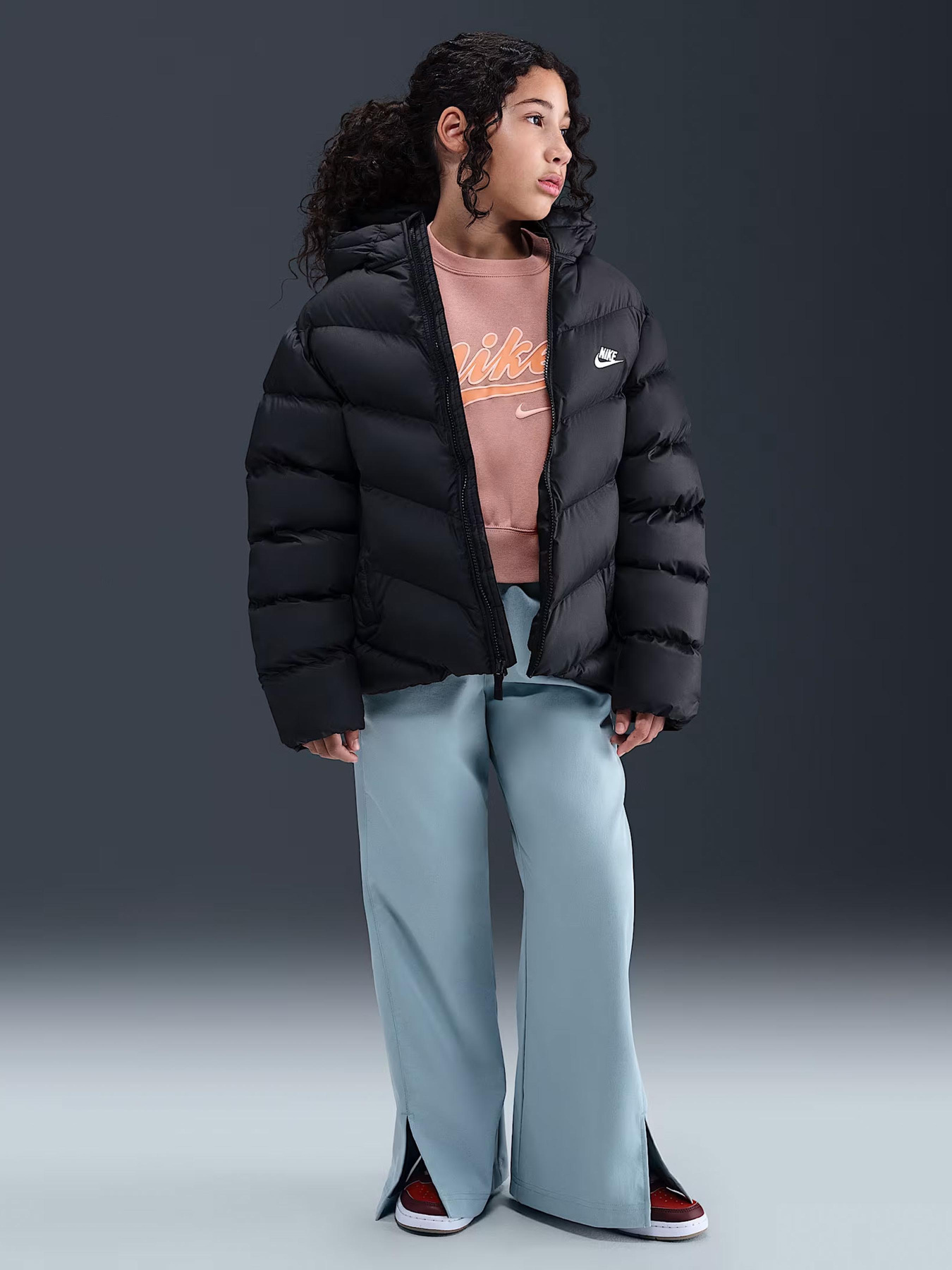 Зимняя куртка NIKE Sportswear All Day Play
Older Kids' Therma-FIT Loose-Fit Puffer Jacket модель HQ4976-010 Фото