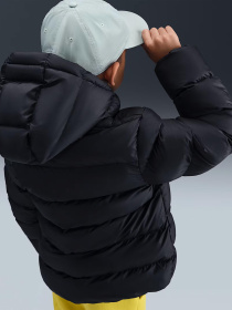 Зимняя куртка NIKE Sportswear All Day Play
Older Kids' Therma-FIT Loose-Fit Puffer Jacket модель HQ4976-010 Фото