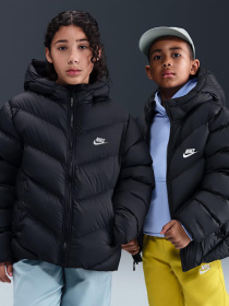 Зимняя куртка NIKE Sportswear All Day Play
Older Kids' Therma-FIT Loose-Fit Puffer Jacket модель HQ4976-010 Фото