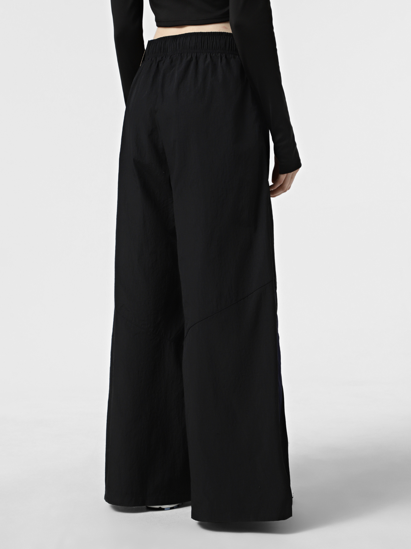 Спортивні штани NIKE SPORTSWEAR WOMEN'S WIDE-LEG WO модель IH8508-010 Спортивні штани NIKE SPORTSWEAR WOMEN'S WIDE-LEG WO модель IH8508-010 Фото