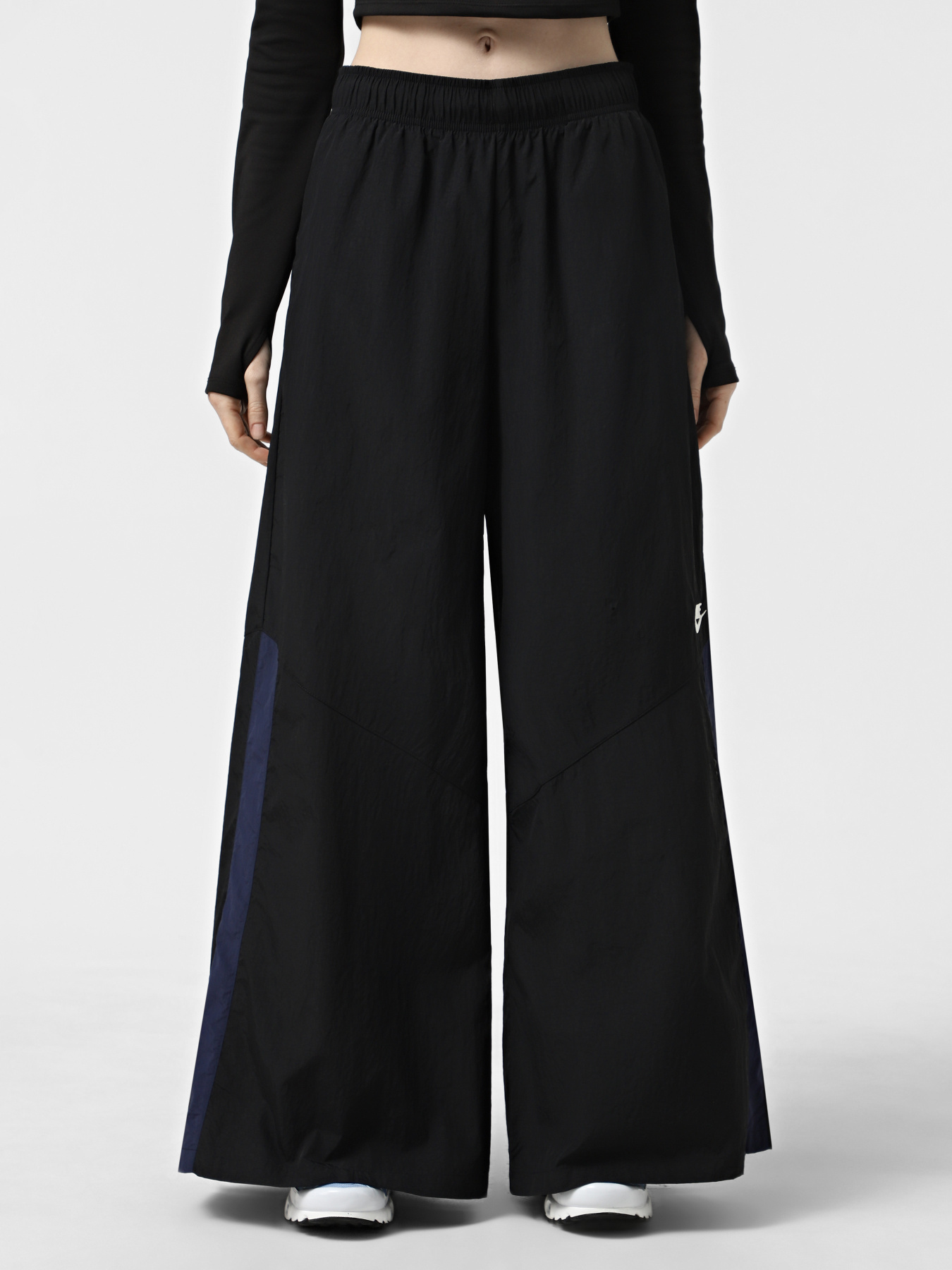 Спортивні штани NIKE SPORTSWEAR WOMEN'S WIDE-LEG WO модель IH8508-010 Спортивні штани NIKE SPORTSWEAR WOMEN'S WIDE-LEG WO модель IH8508-010 Фото