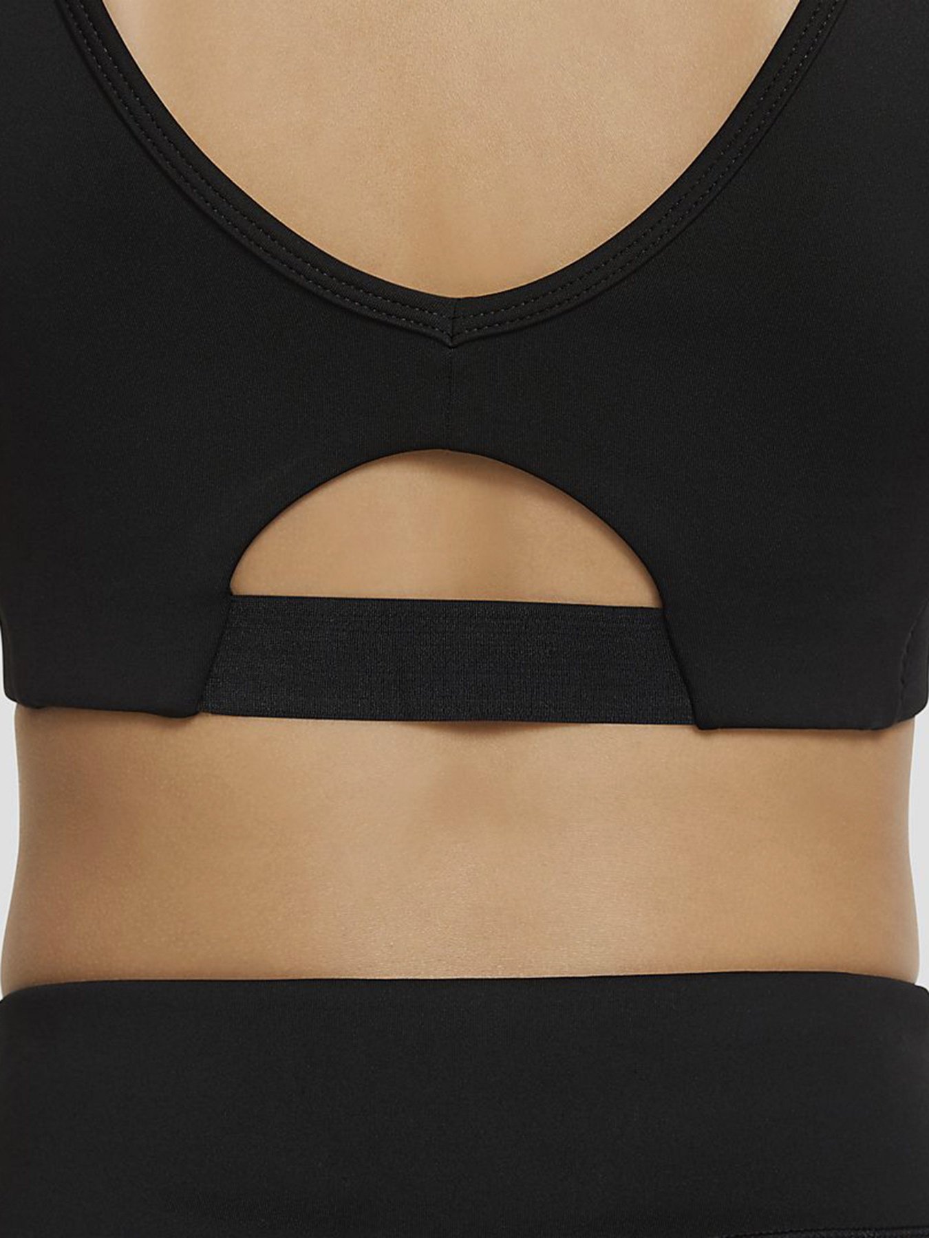 Спортивний топ NIKE Swoosh Luxe модель CZ4150-010 Спортивний топ NIKE Swoosh Luxe модель CZ4150-010 Фото