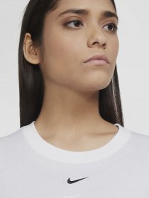 Футболки и поло NIKE Sportswear Essential модель CZ7339-101 Футболки и поло NIKE Sportswear Essential модель CZ7339-101 Фото