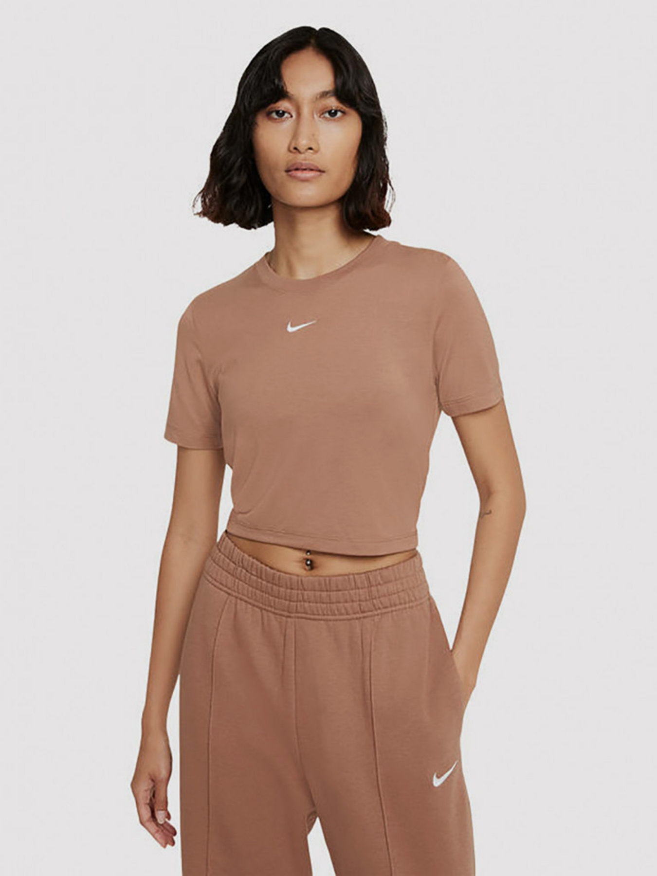 Футболки і поло NIKE Nsw Essntl Tee Slim Crp Lbr модель DD1328-256 Фото