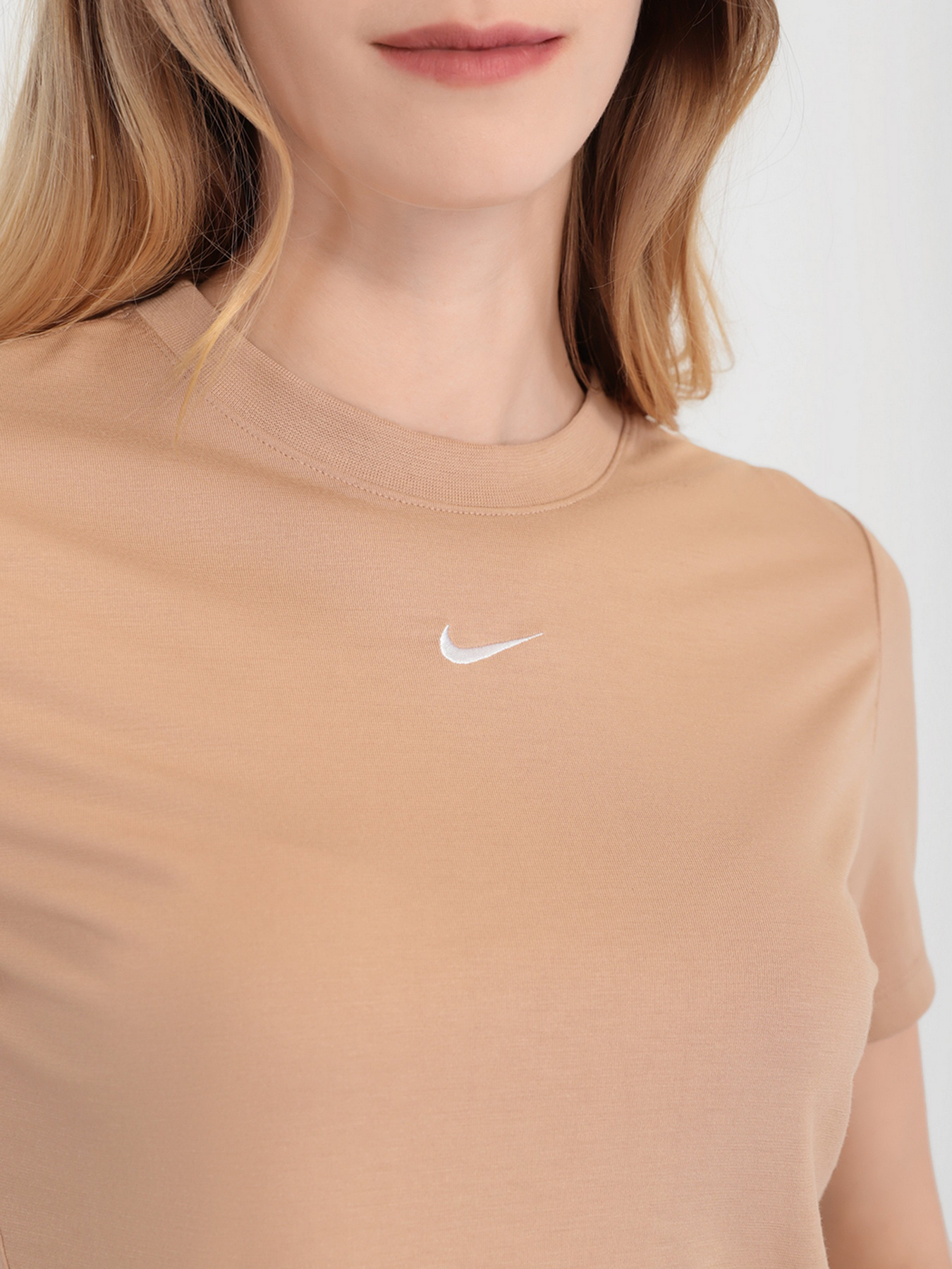 Спортивна футболка NIKE Essntl Tee Slim модель DD1328-200 Фото