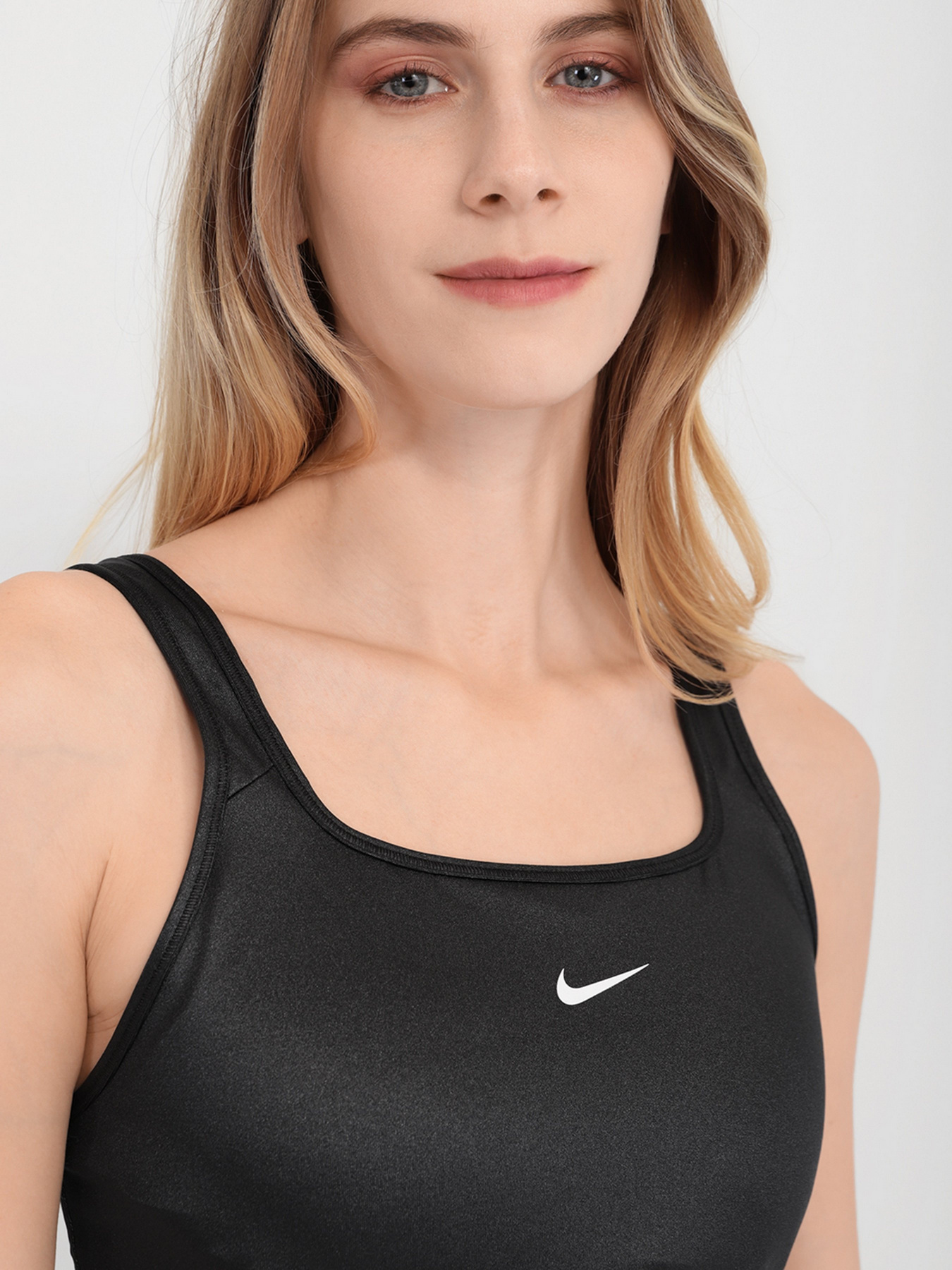 Спортивный топ NIKE Dri-FIT Swoosh модель DD1438-010 Фото
