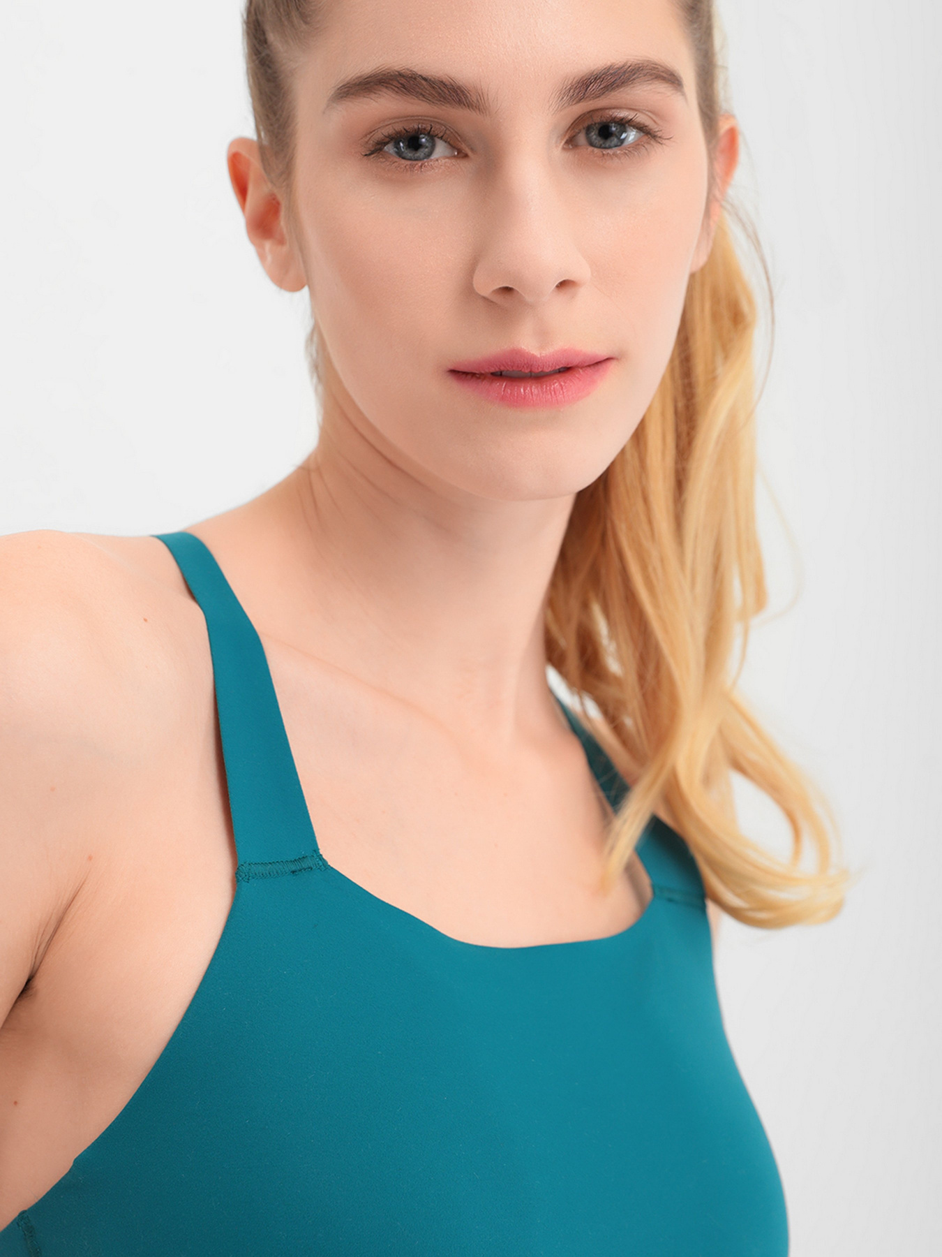 Спортивный топ NIKE Swoosh Luxe модель CJ0544-381 Фото