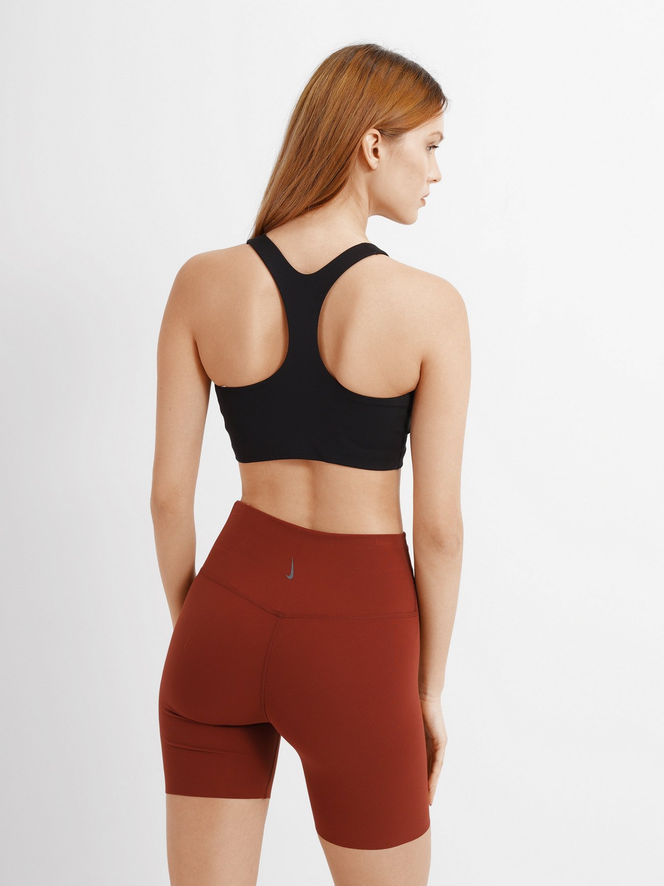 Топ NIKE Yoga Dri-FIT Swoosh модель DM0660-010 Фото