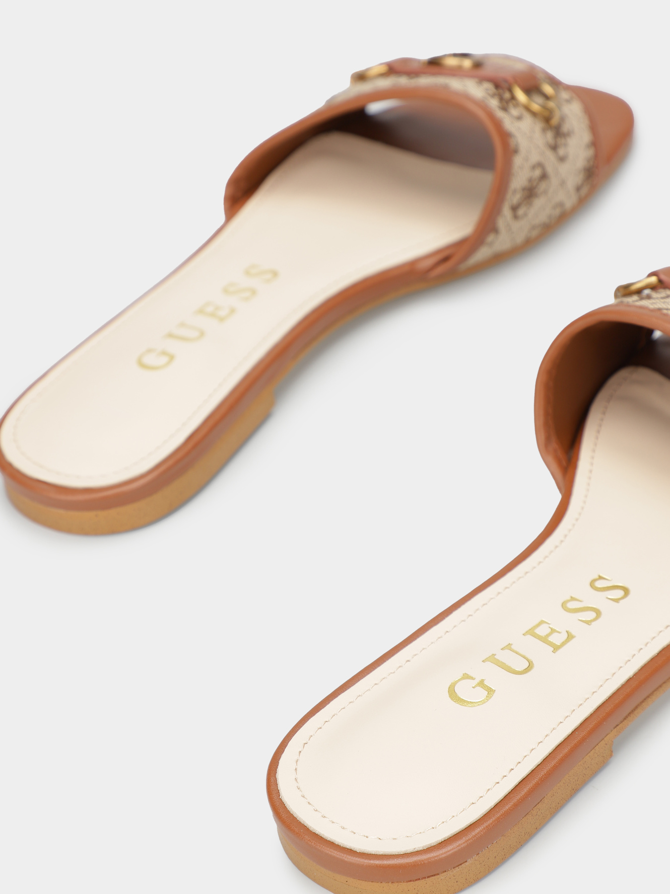 Шлепанцы GUESS Hammi модель FLPHAM.FAL03;BEIGE Шлепанцы GUESS Hammi модель FLPHAM.FAL03;BEIGE Фото