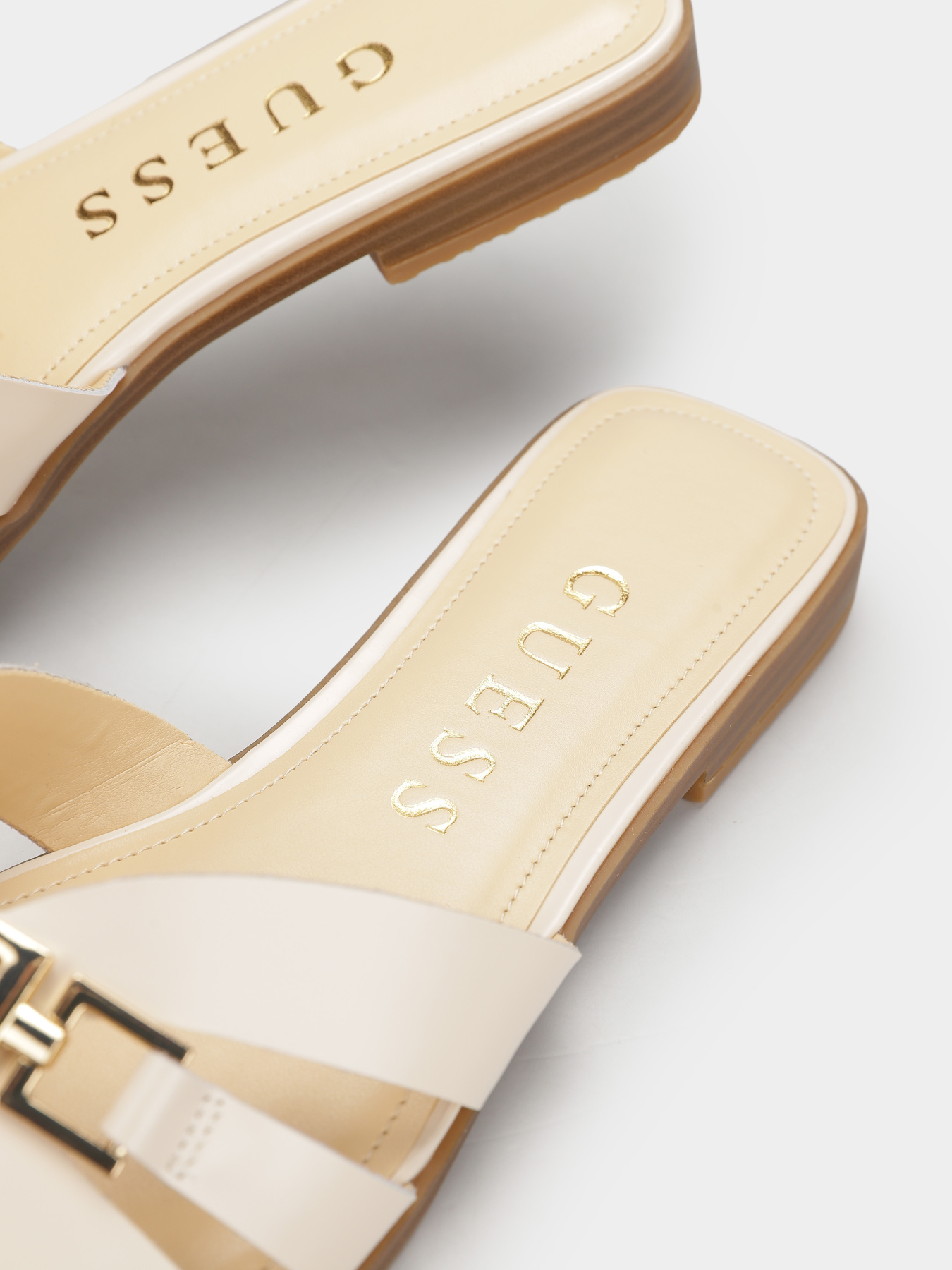 Шльопанці GUESS Realla модель FLJRLL.LEA19;CREAM Фото