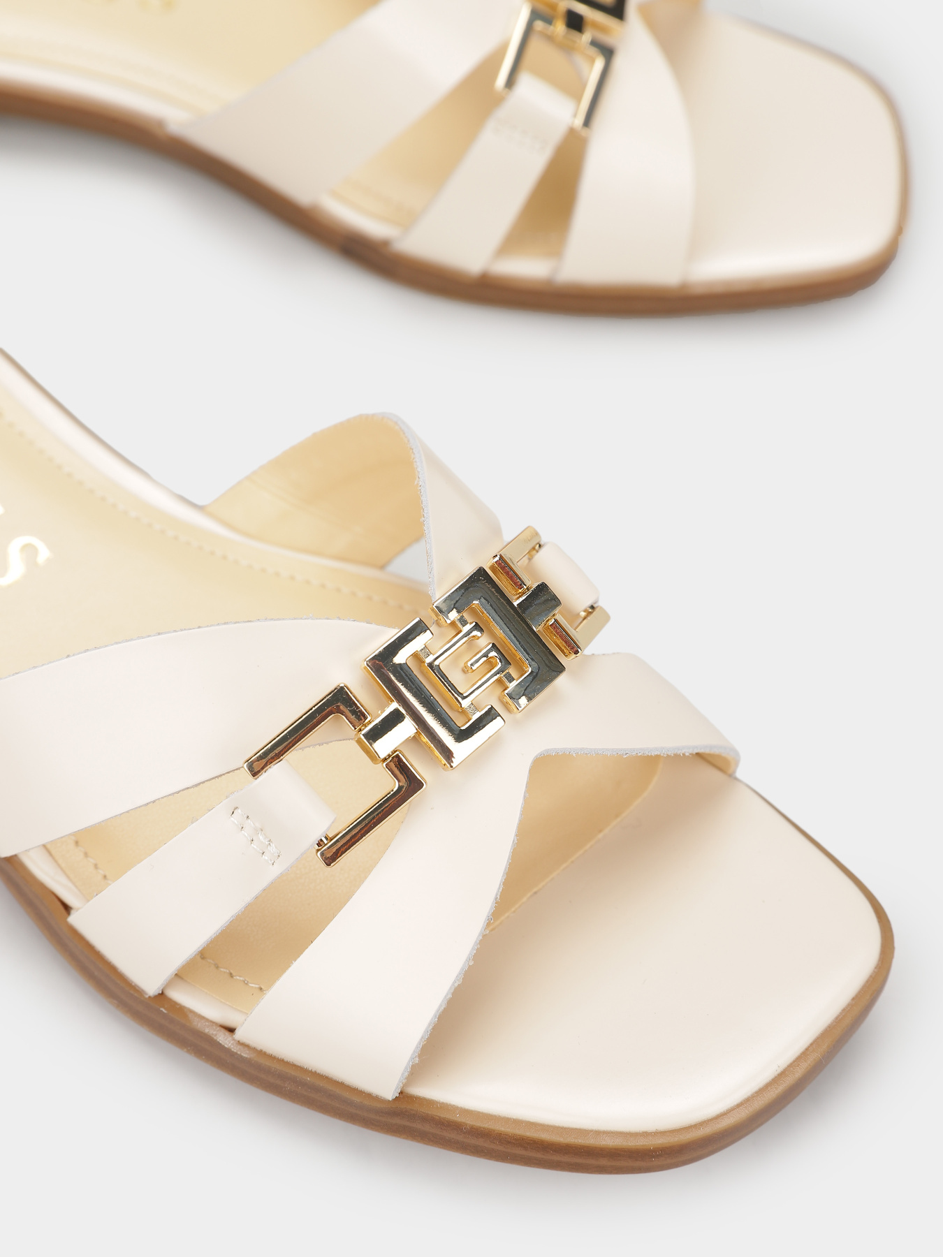 Шльопанці GUESS Realla модель FLJRLL.LEA19;CREAM Фото