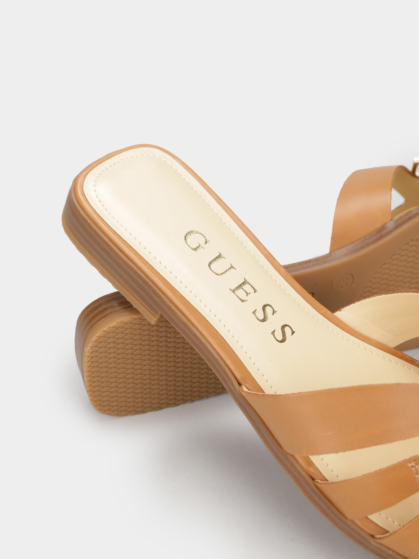 Шлепанцы GUESS Realla модель FLJRLL.LEA19;TAN Фото