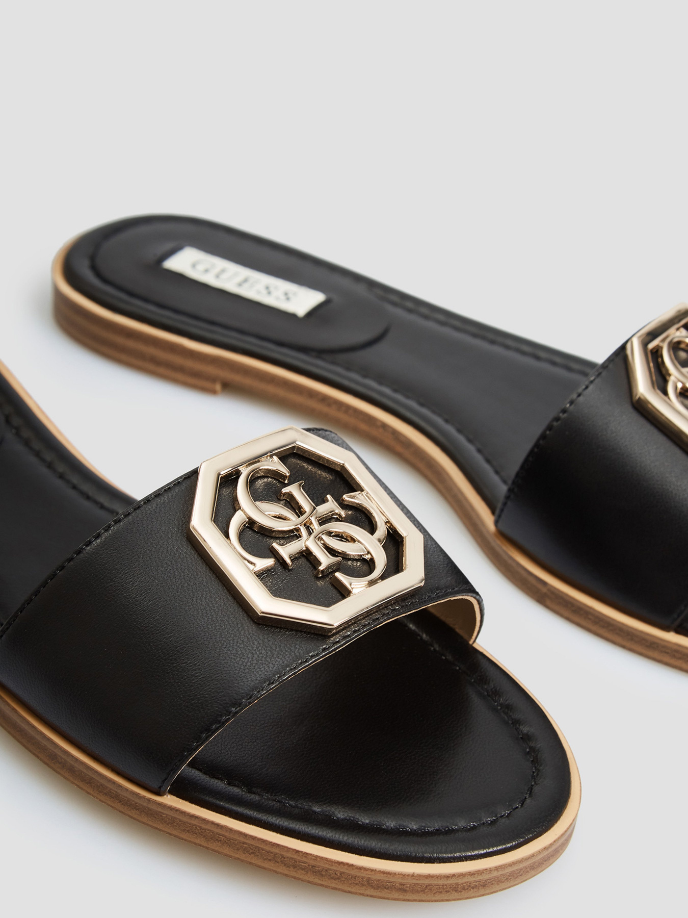 Шлепанцы GUESS Botali модель FL6BOT-LEA19-BLACK Фото