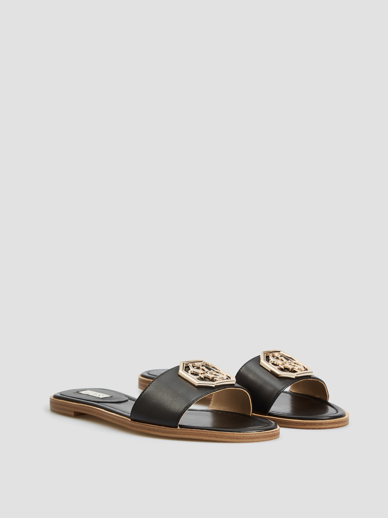 Шлепанцы GUESS Botali модель FL6BOT-LEA19-BLACK Фото