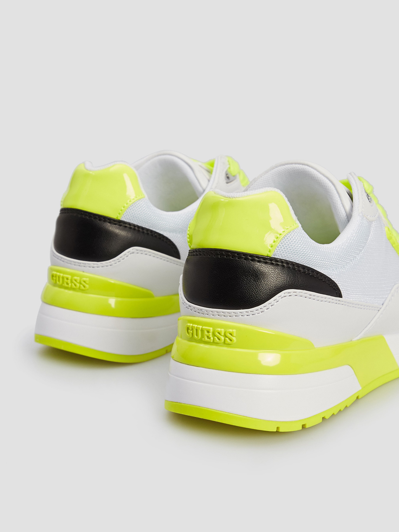 Кроссовки GUESS Moxea модель FL6MX3-ELE12-WHILI Фото