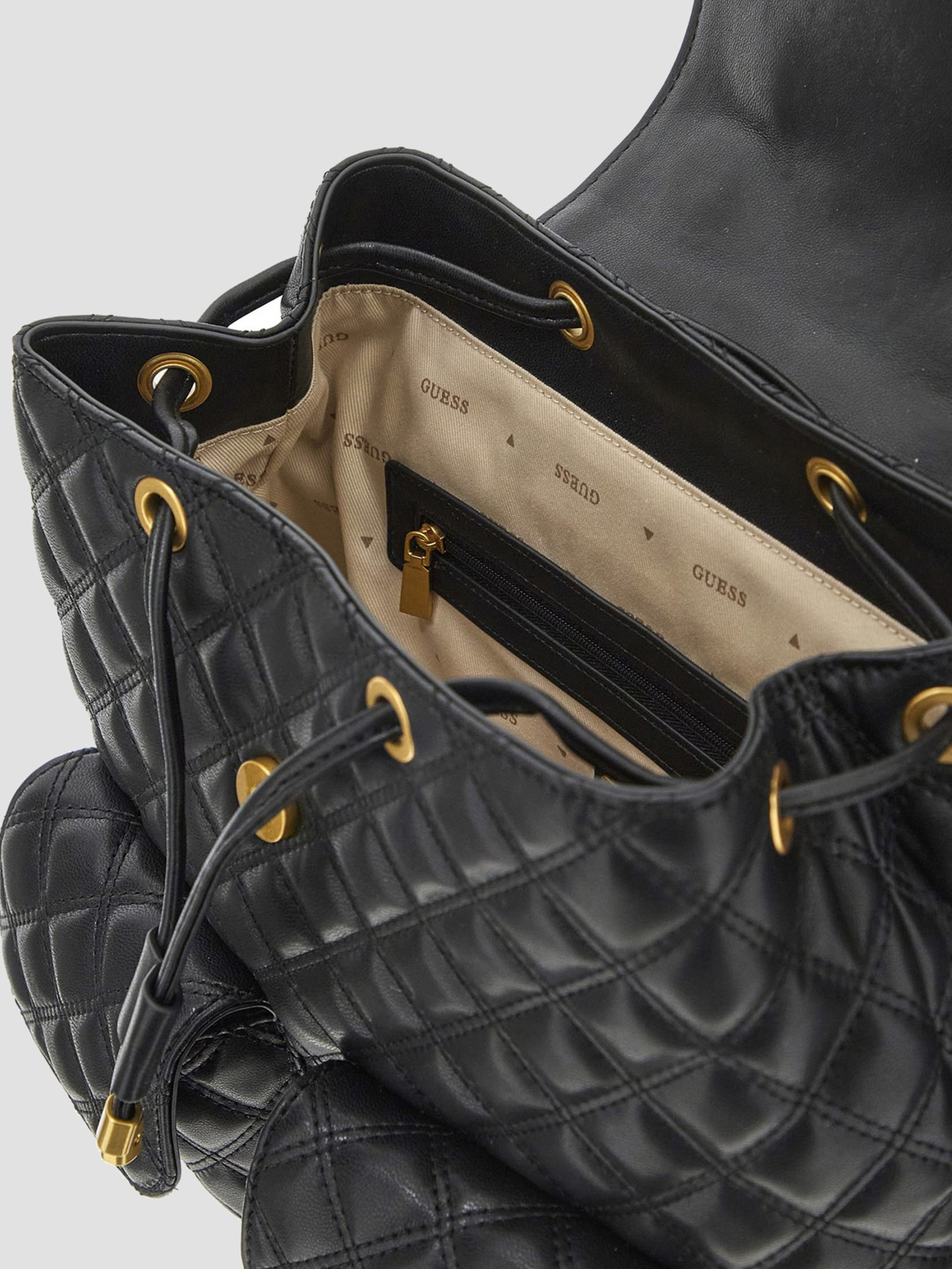 Рюкзак GUESS Giully Flap Backpack модель HWQA87.48330;BLA Фото