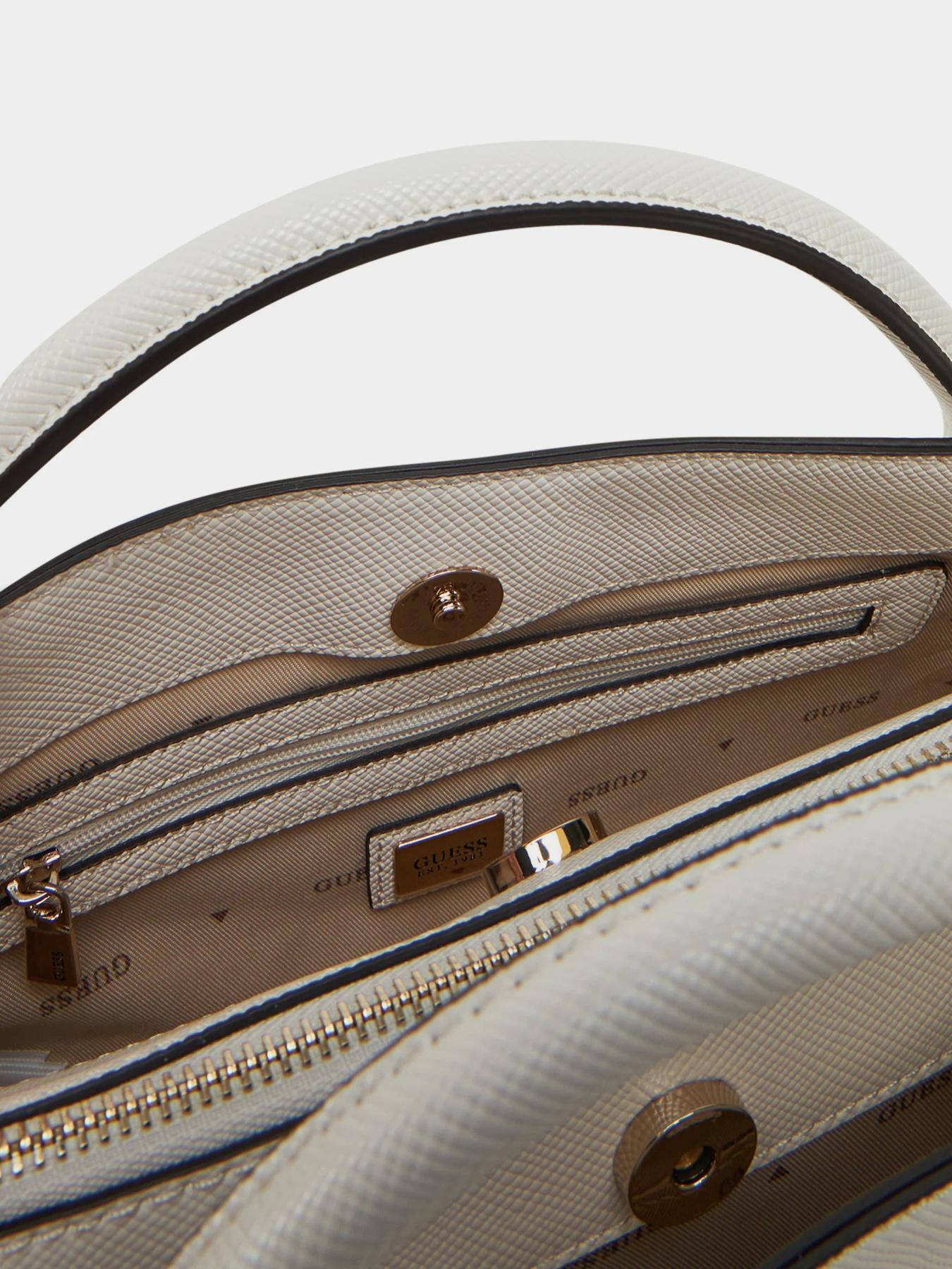 Сумка GUESS Fedana Sml Girlfriend Satchel модель HWZG96.43050;OFF Сумка GUESS Fedana Sml Girlfriend Satchel модель HWZG96.43050;OFF Фото