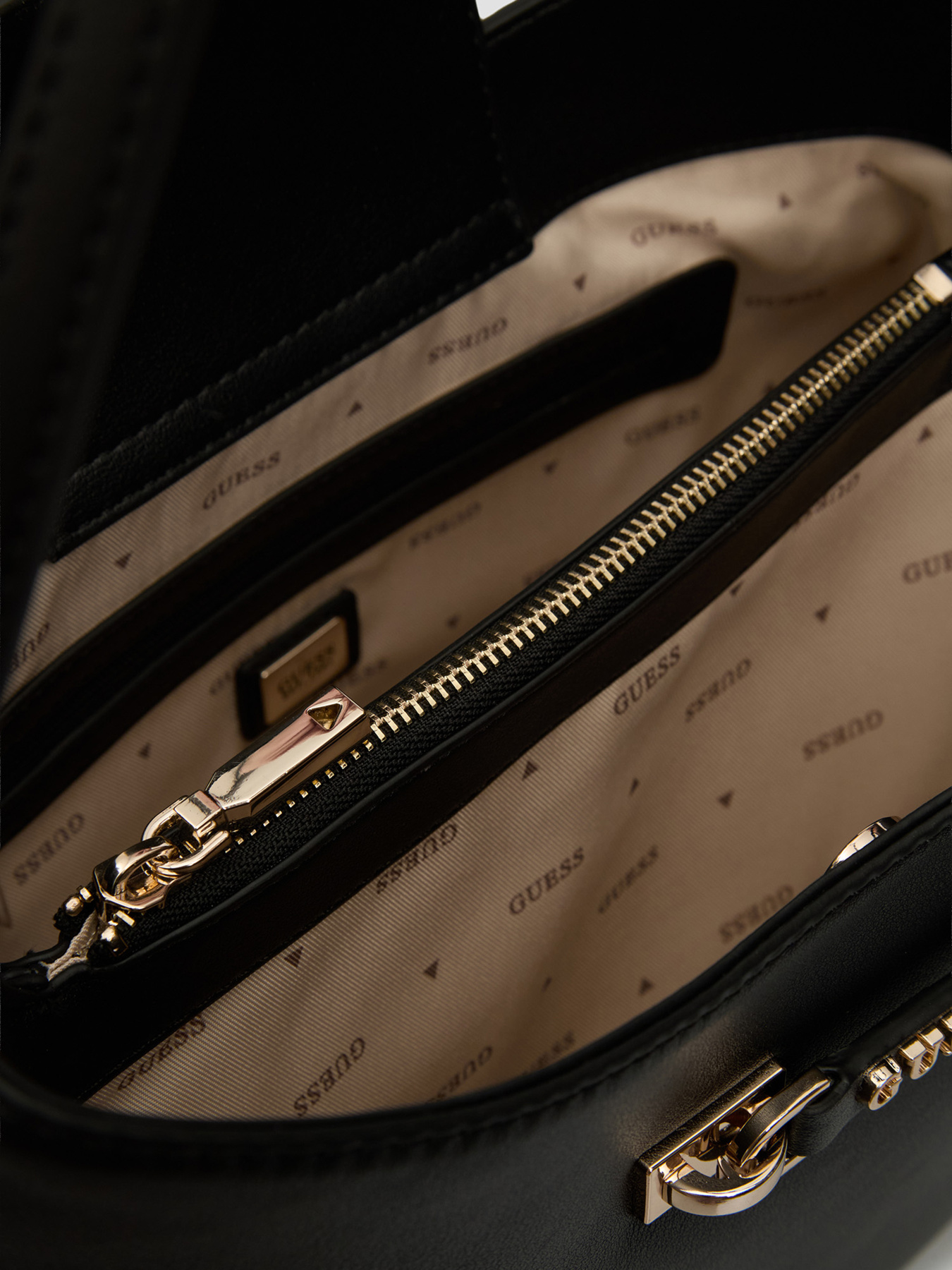 Шолдер бег GUESS Lefia модель HWBG96.44020;BLA Фото