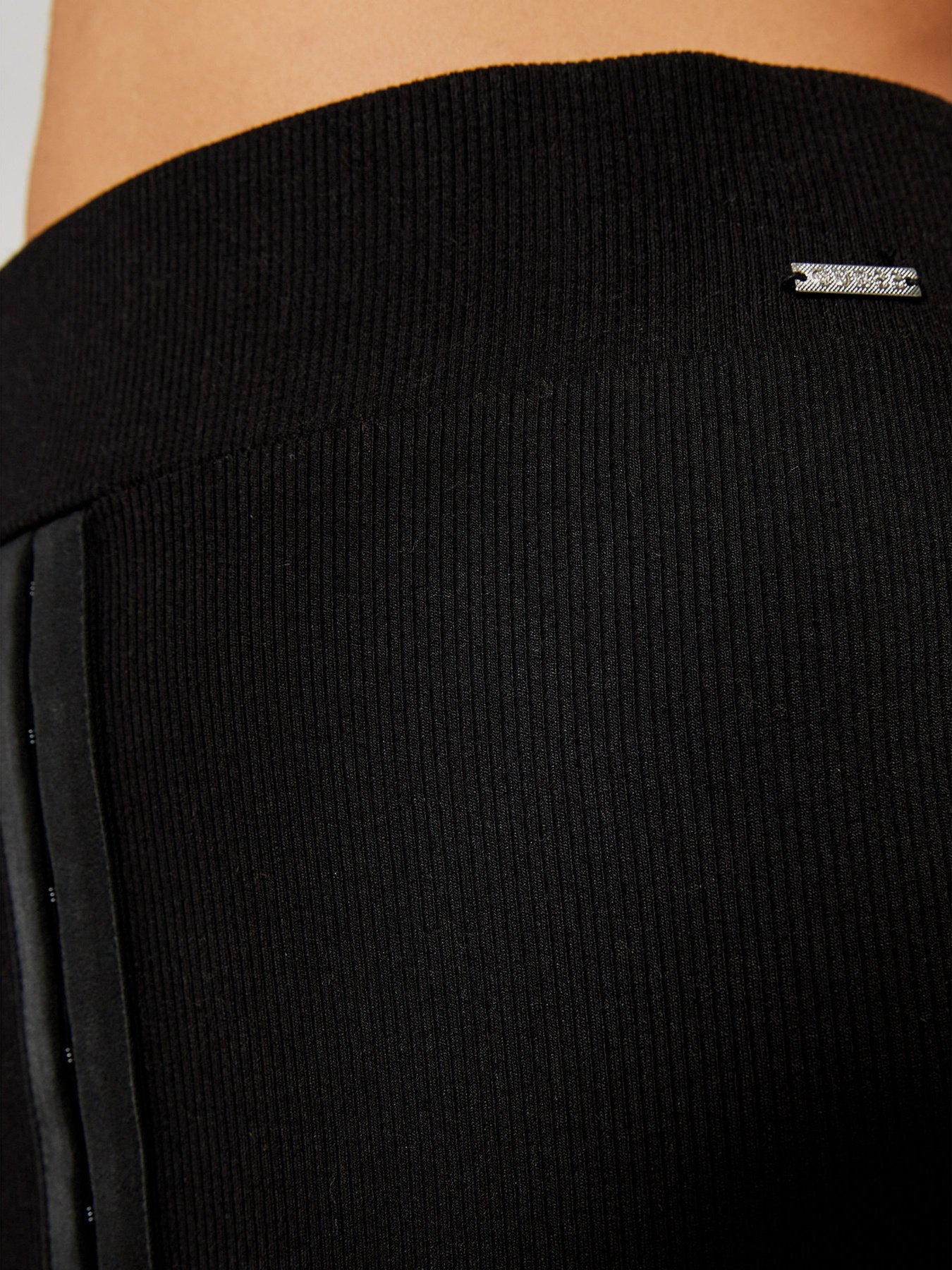 Юбка мини GUESS Tulay модель W1RD04-K8RT2-JBLK Юбка мини GUESS Tulay модель W1RD04-K8RT2-JBLK Фото