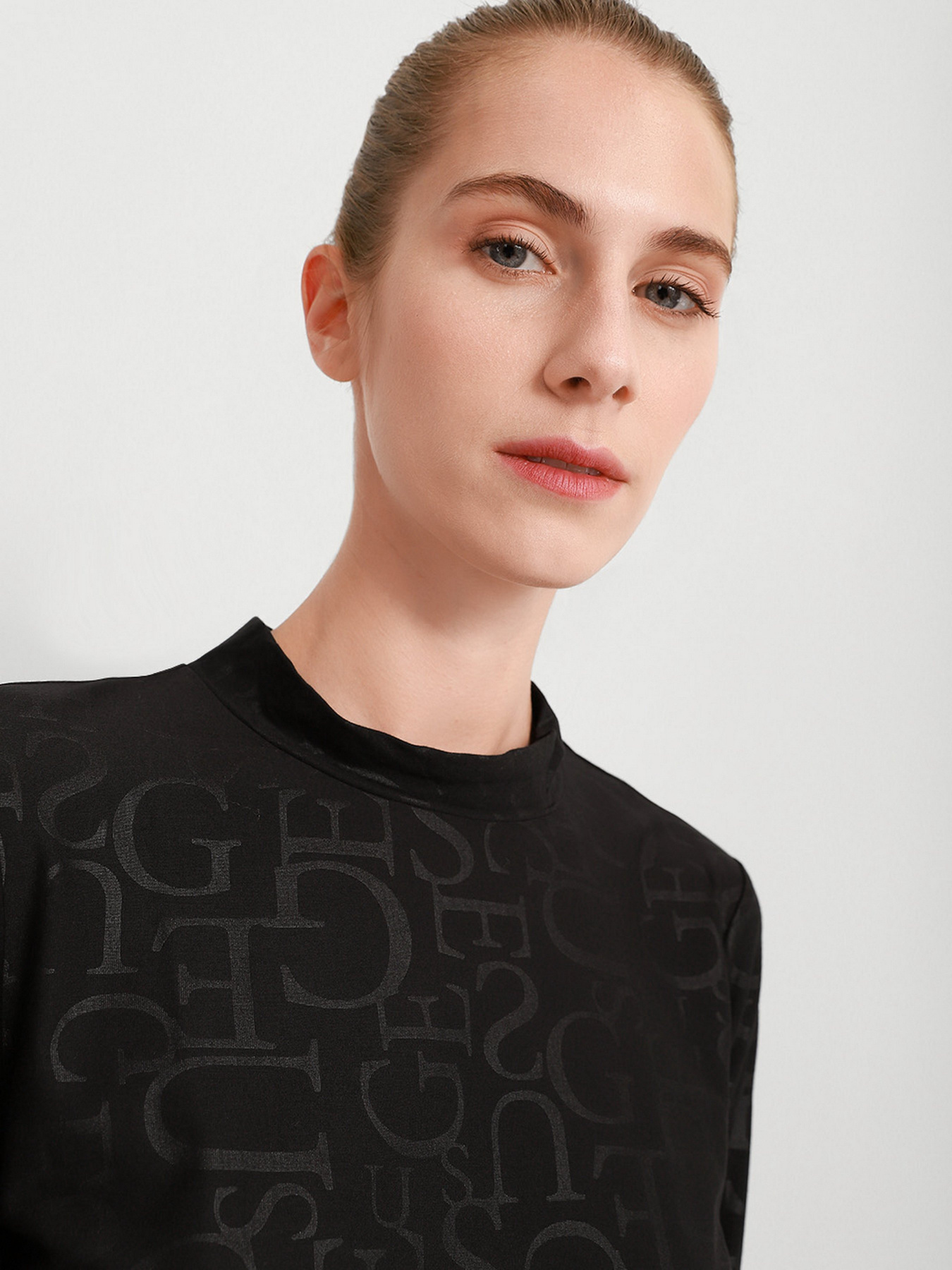 Водолазка GUESS Embossed Logo модель W1BP18.KA2O1;JTMU Водолазка GUESS Embossed Logo модель W1BP18.KA2O1;JTMU Фото