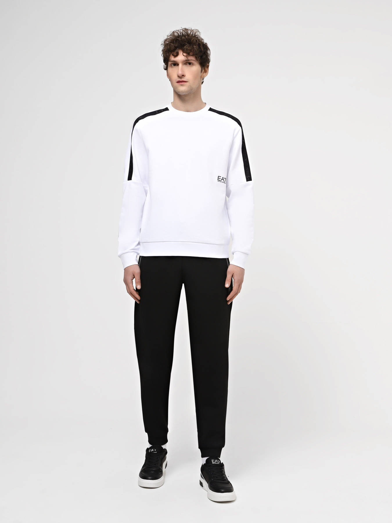 Спортивні штани EA7 Premium Shield модель 8NPP63-PJ4EZ-1200 Спортивні штани EA7 Premium Shield модель 8NPP63-PJ4EZ-1200 Фото