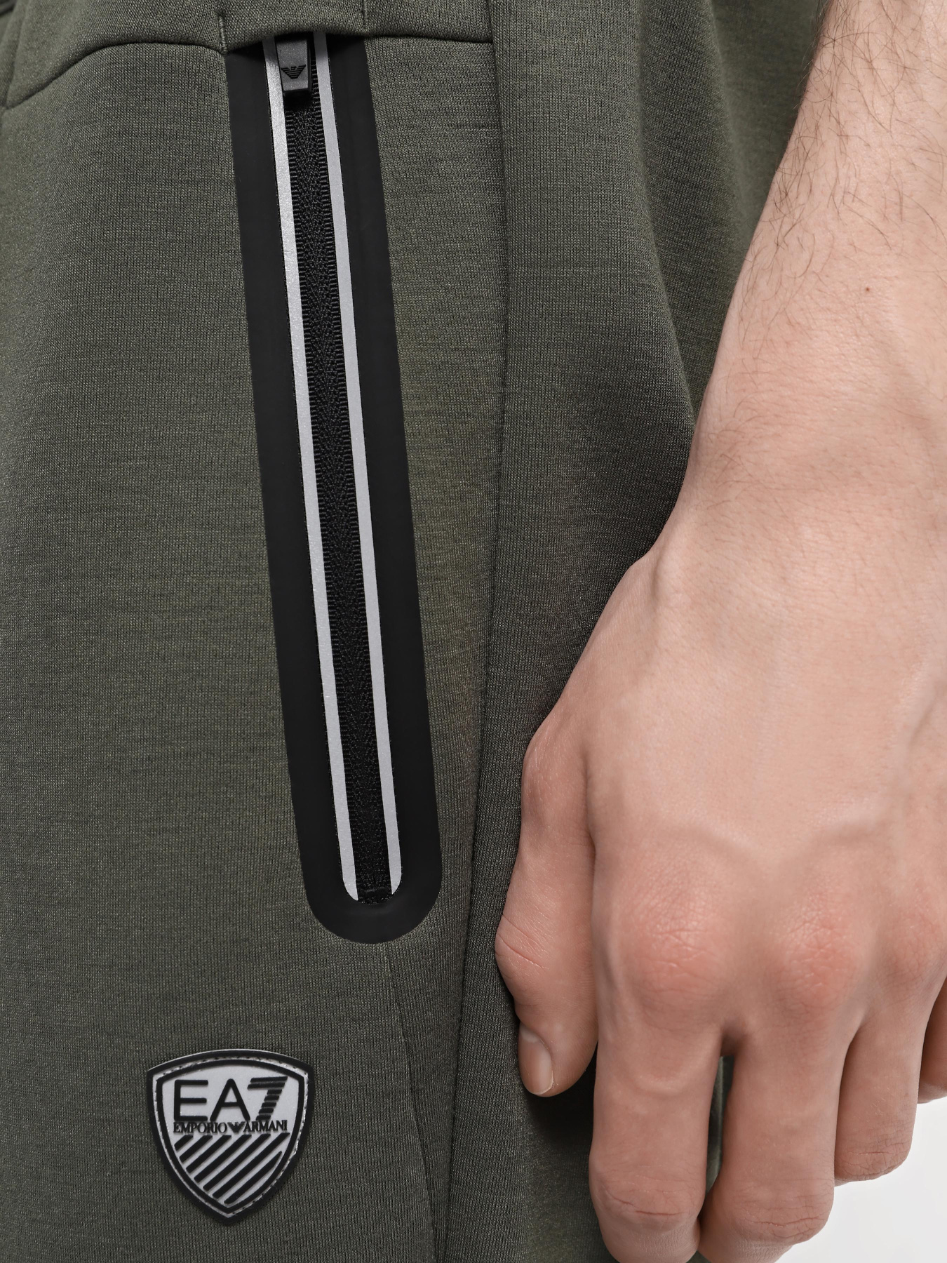 Спортивні штани EA7 Premium Shield модель 8NPP63-PJ4EZ-1846 Спортивні штани EA7 Premium Shield модель 8NPP63-PJ4EZ-1846 Фото