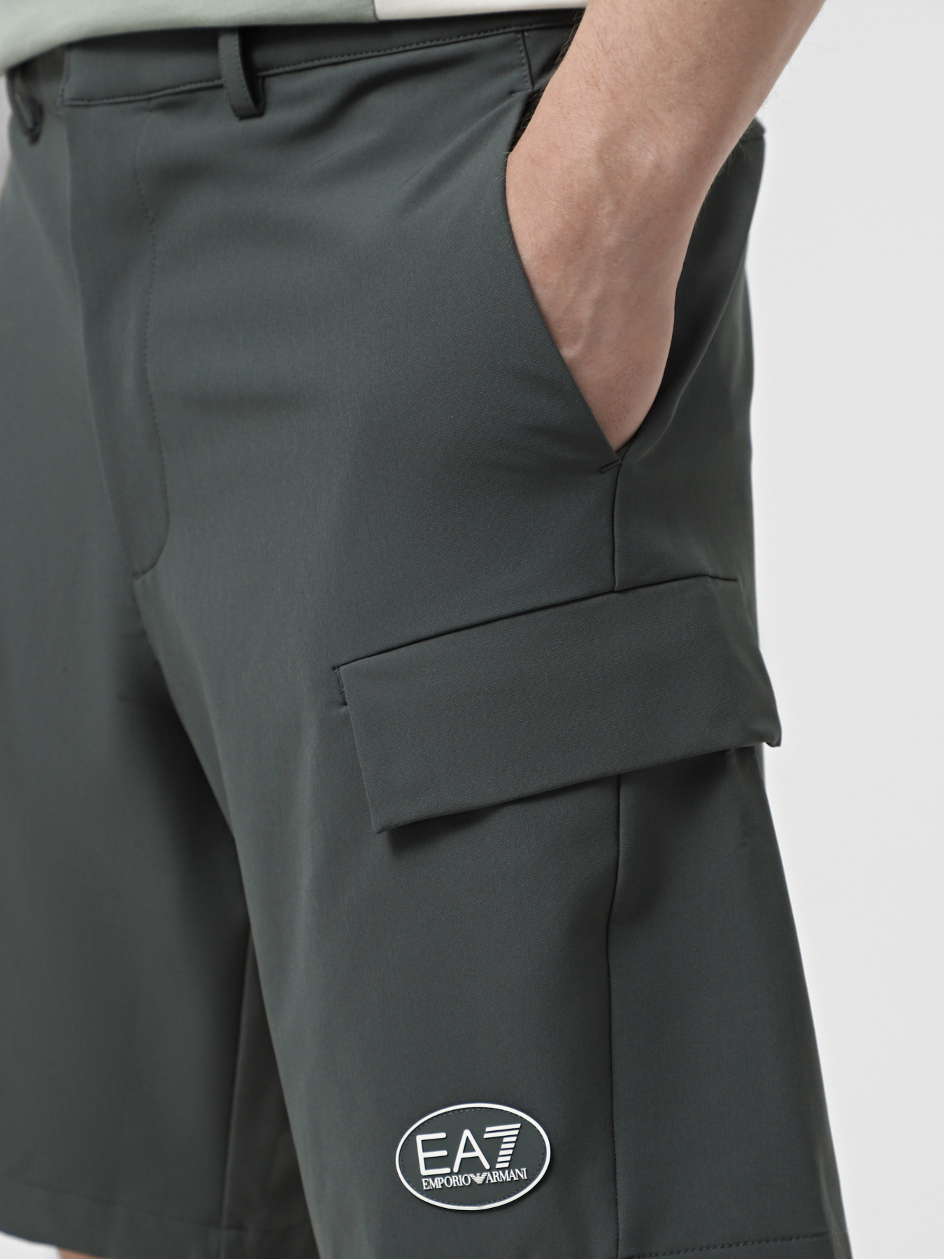 Повседневные шорты EA7 Golf Pro модель 7M000196-AF13554-U8109 Фото