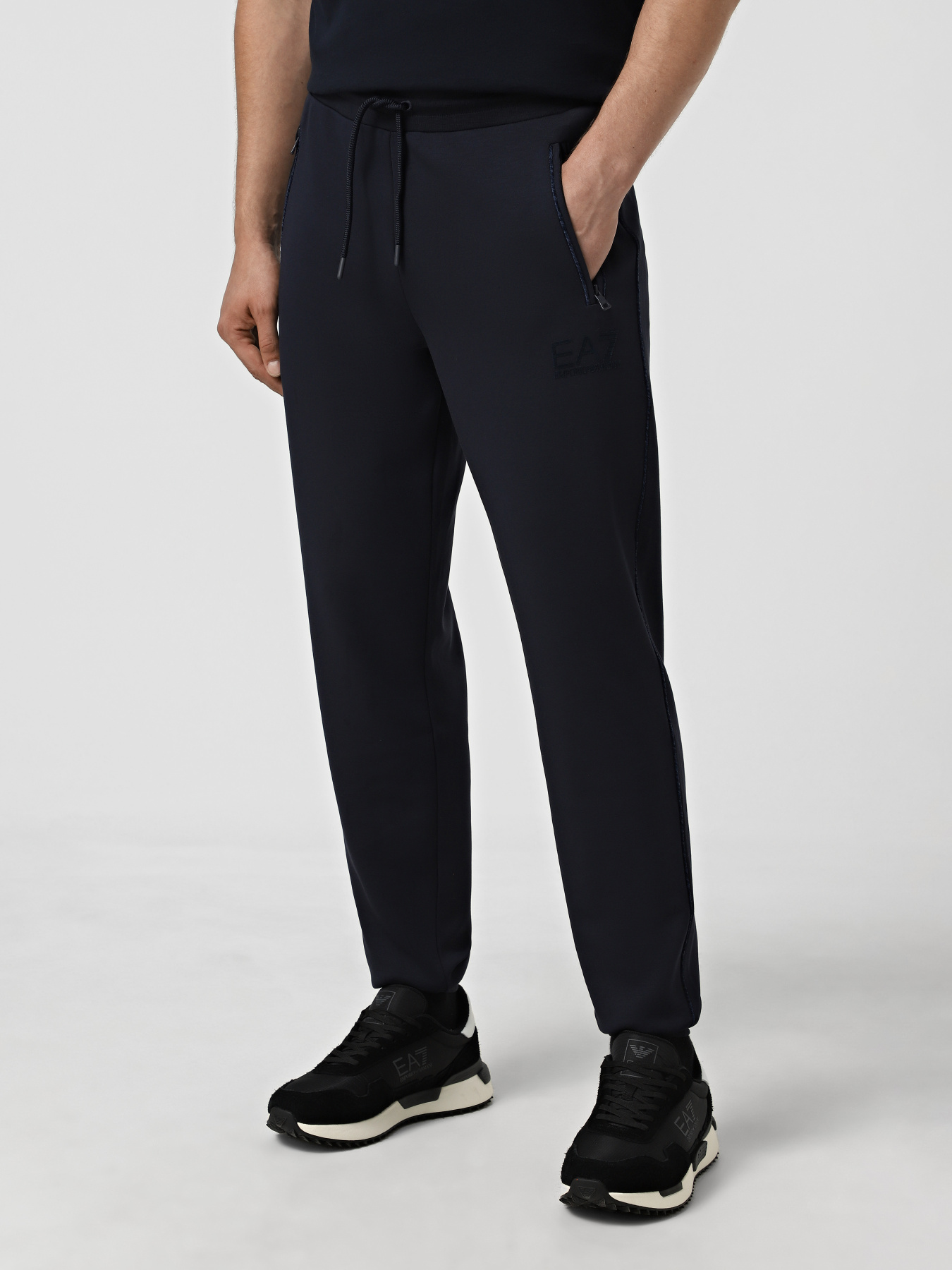 Спортивні штани EA7 модель 7M000761-AF13865-UB102 Спортивні штани EA7 модель 7M000761-AF13865-UB102 Фото