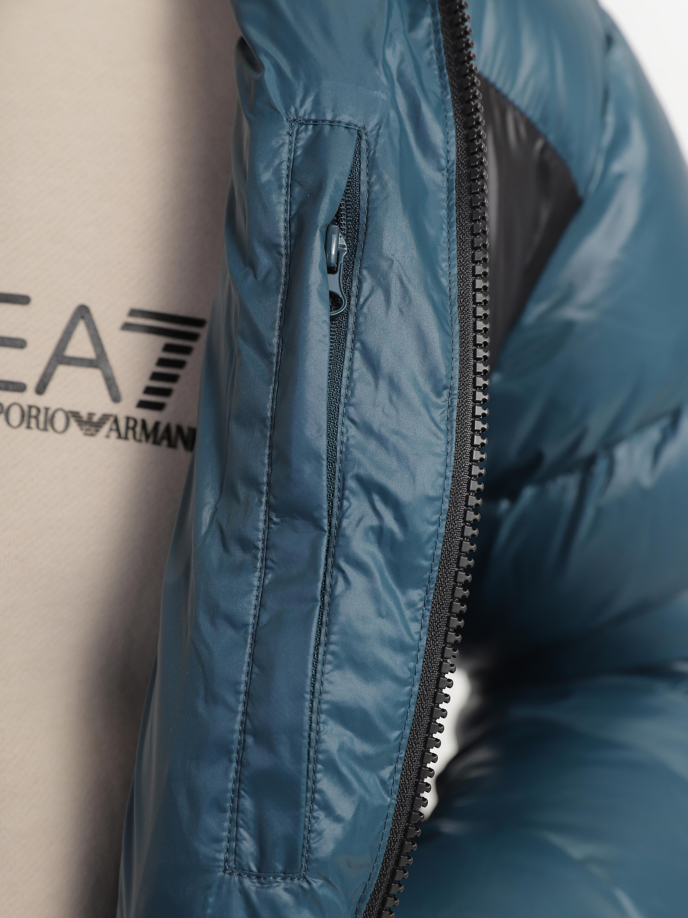 Пуховик EA7 модель 6LPB53-PNR4Z-1857 Пуховик EA7 модель 6LPB53-PNR4Z-1857 Фото