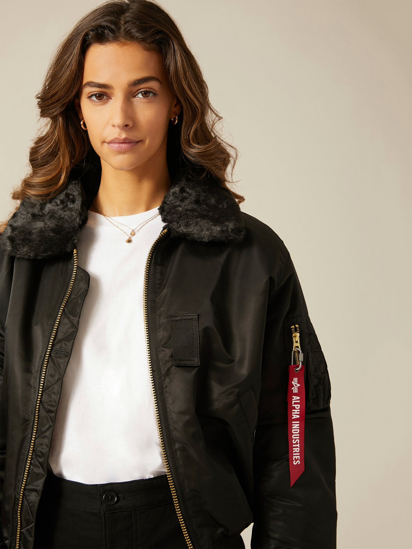 Куртки и дубленки Alpha Industries B-15 модель MJB23010C1_001 Куртки и дубленки Alpha Industries B-15 модель MJB23010C1_001 Фото