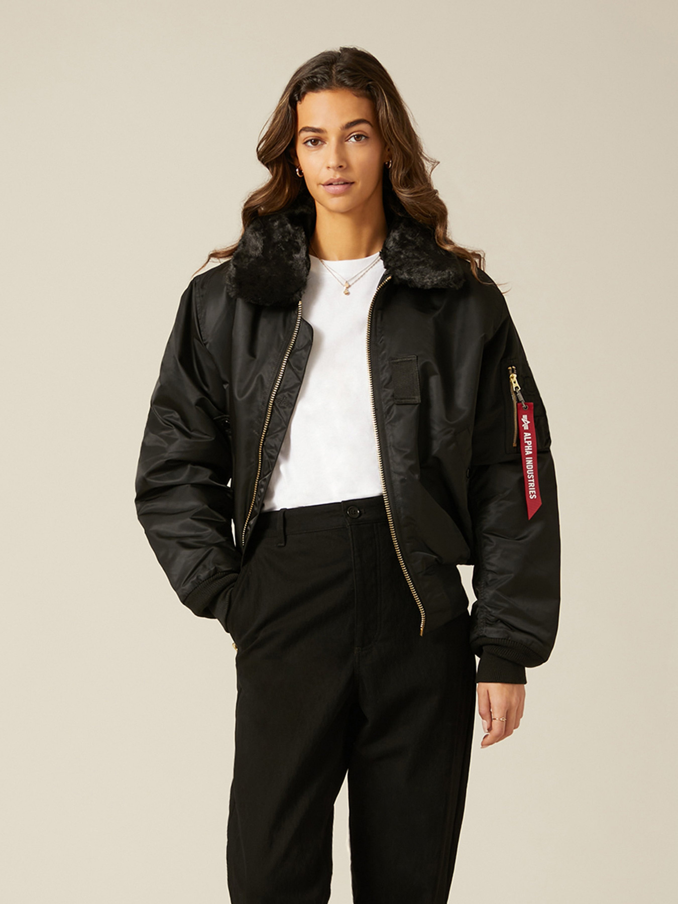 Куртки и дубленки Alpha Industries B-15 модель MJB23010C1_001 Куртки и дубленки Alpha Industries B-15 модель MJB23010C1_001 Фото