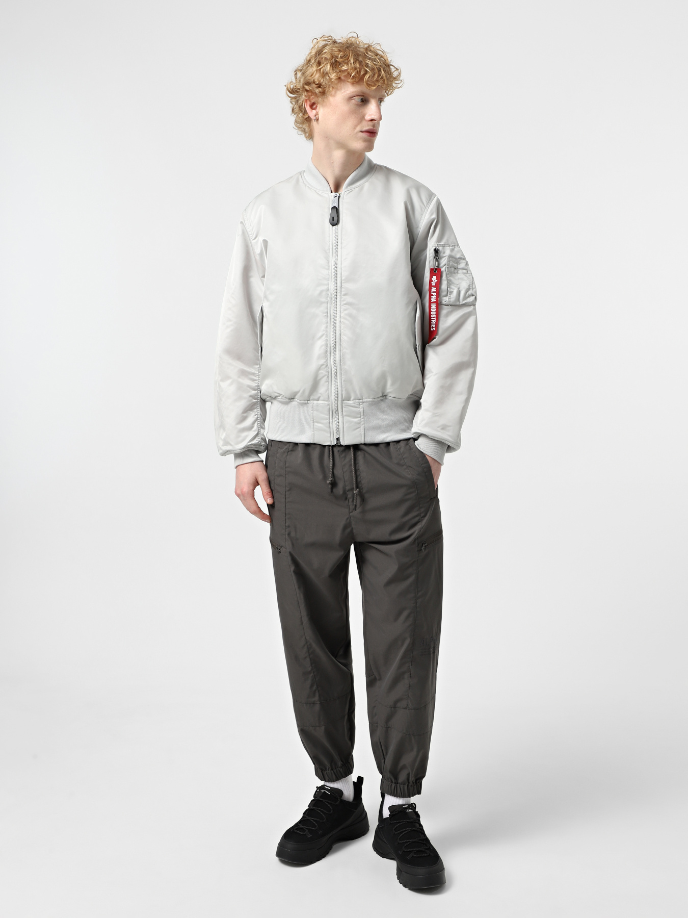 Бомбер Alpha Industries Ma-1 Flight модель MJM21000C1_067 Фото