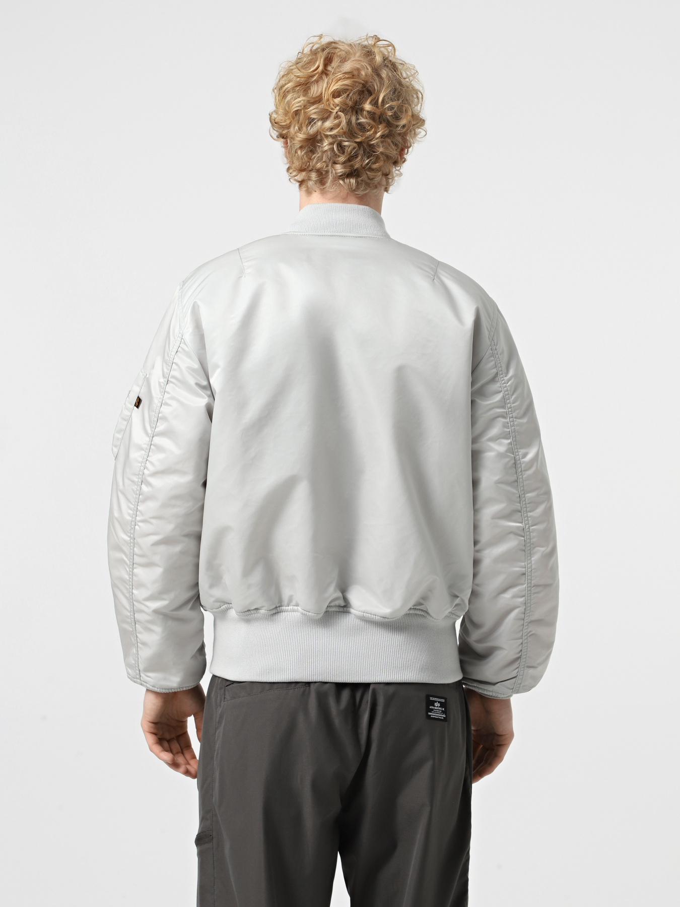 Бомбер Alpha Industries Ma-1 Flight модель MJM21000C1_067 Фото