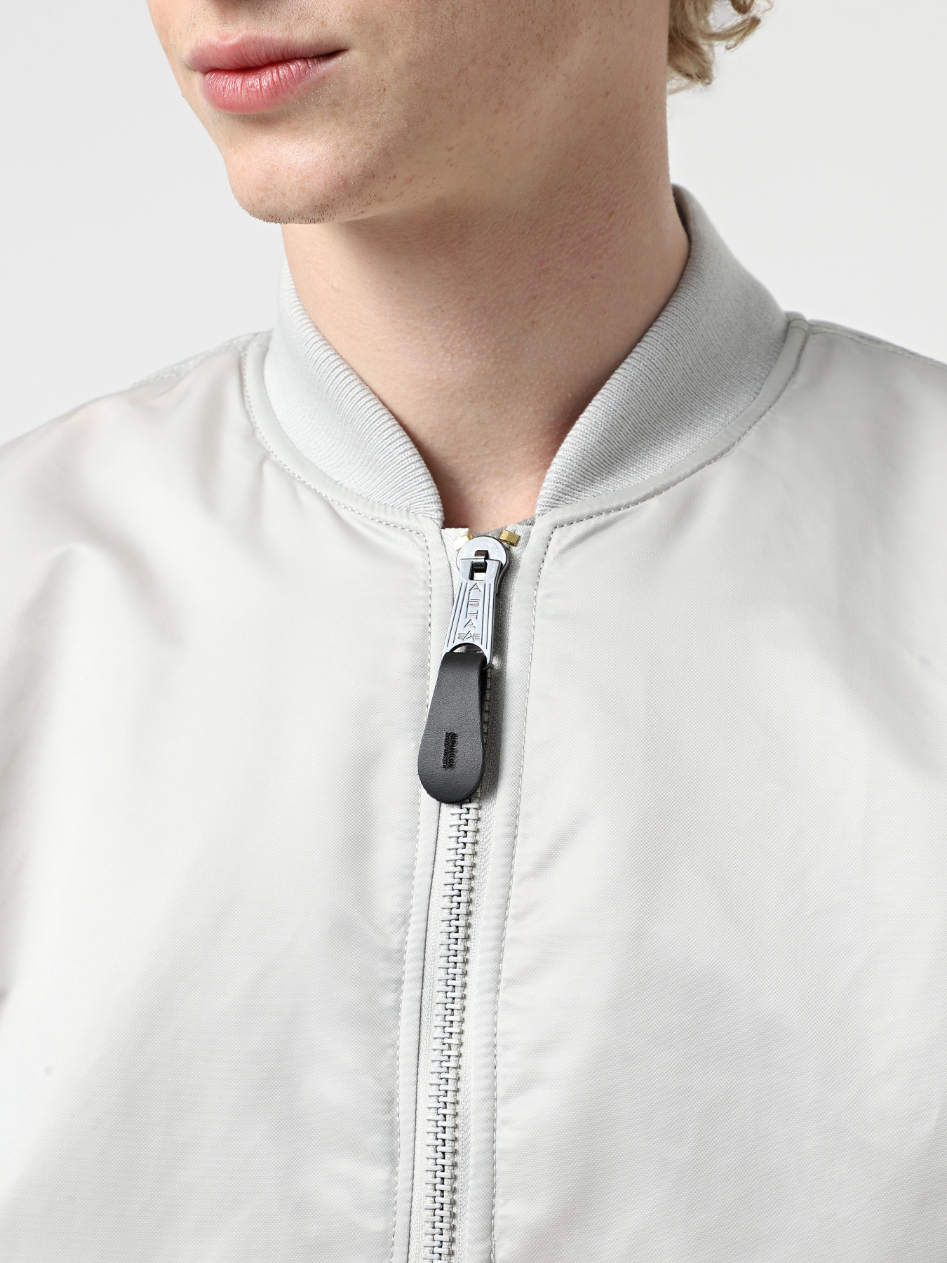 Бомбер Alpha Industries Ma-1 Flight модель MJM21000C1_067 Фото