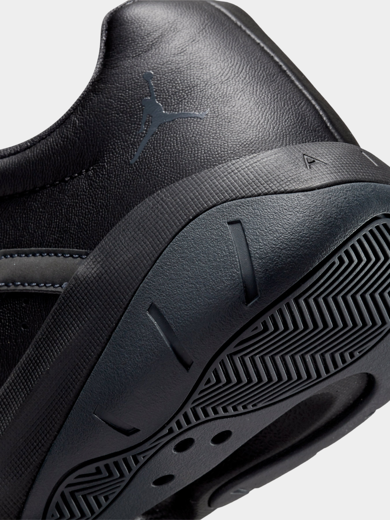 Кросівки NIKE  Air Jordan 11 модель CW0784-003 Фото