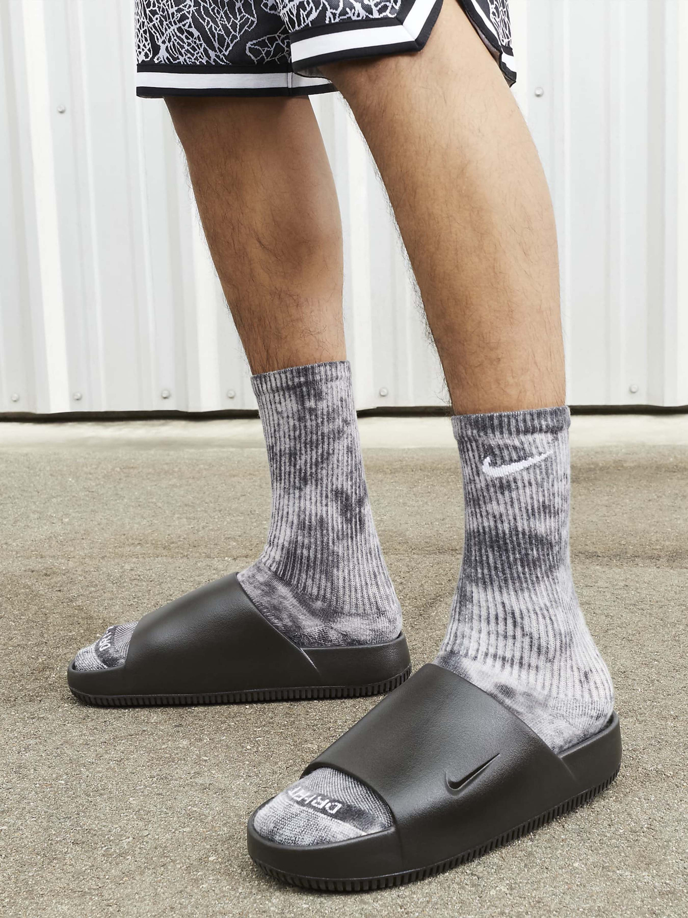 Шльопанці NIKE CALM SLIDE модель FD4116-001 Фото