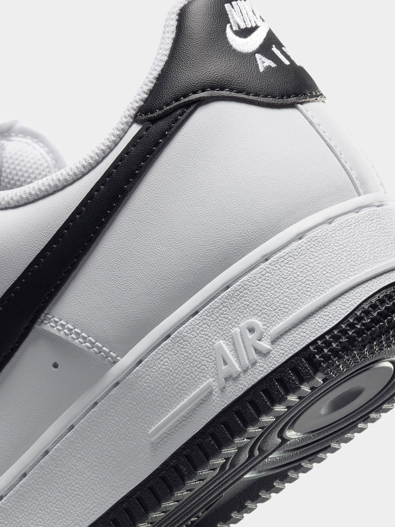 Кеди низькі NIKE Air Force 1 '07 модель FQ4296-101 Фото