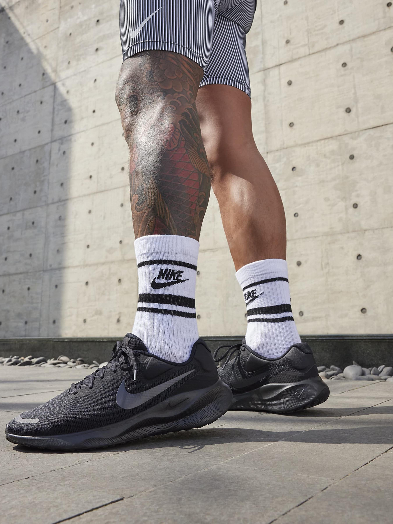 Кроссовки для бега NIKE REVOLUTION 7 модель FB2207-005 Фото