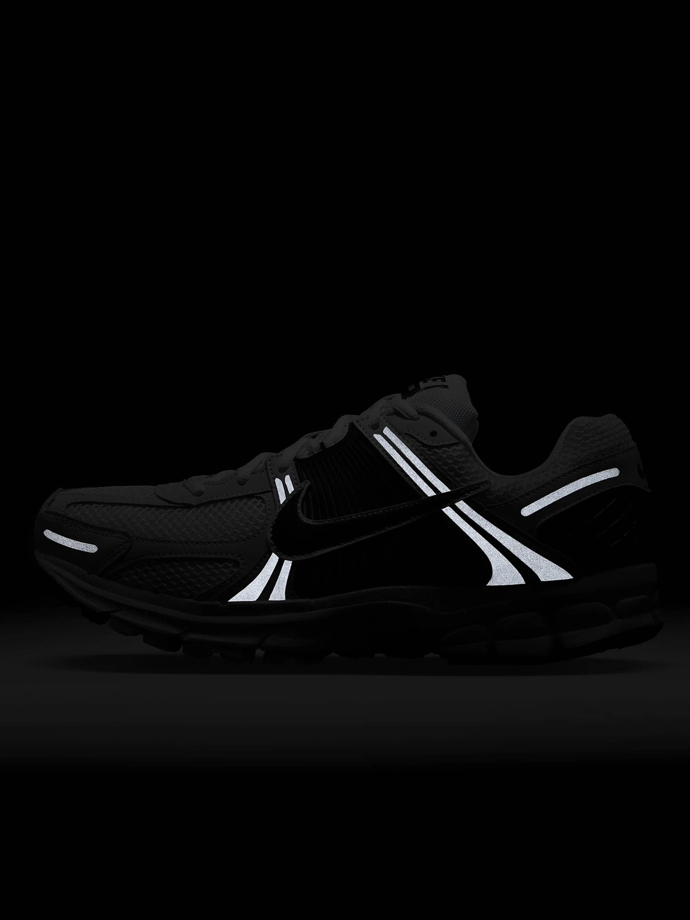 Кросівки NIKE Zoom Vomero 5 модель FB9149-101 Фото