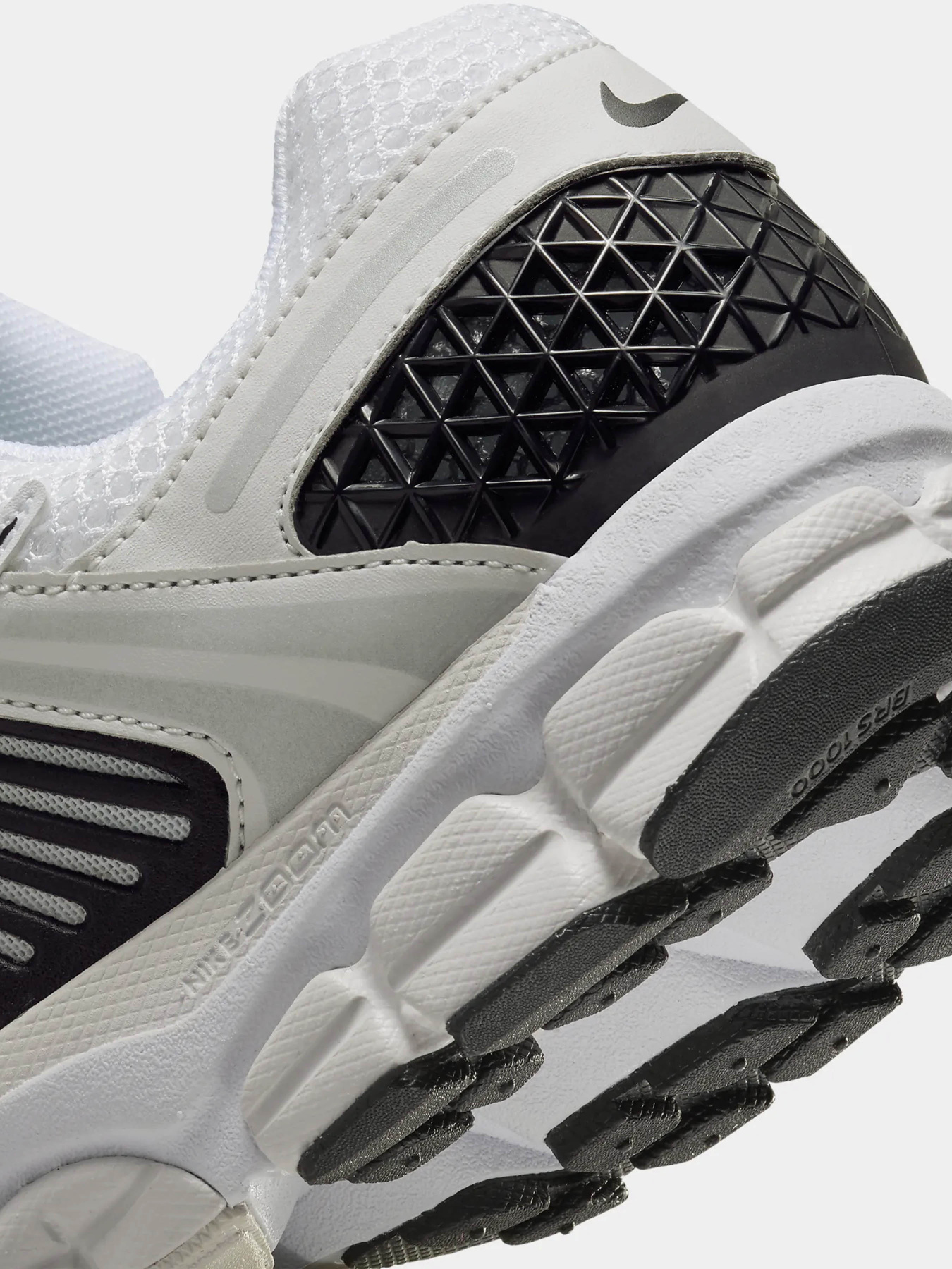 Кросівки повсякденні NIKE ZOOM VOMERO 5 модель FB9149-101 Фото