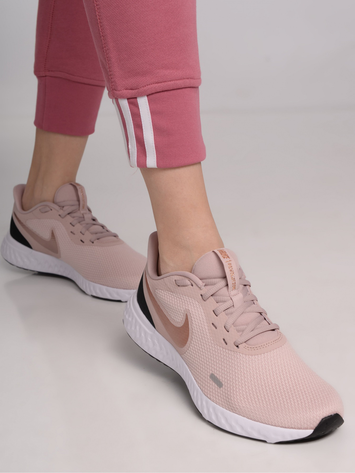 Кросівки NIKE REVOLUTION 5 модель BQ3207-600 Фото