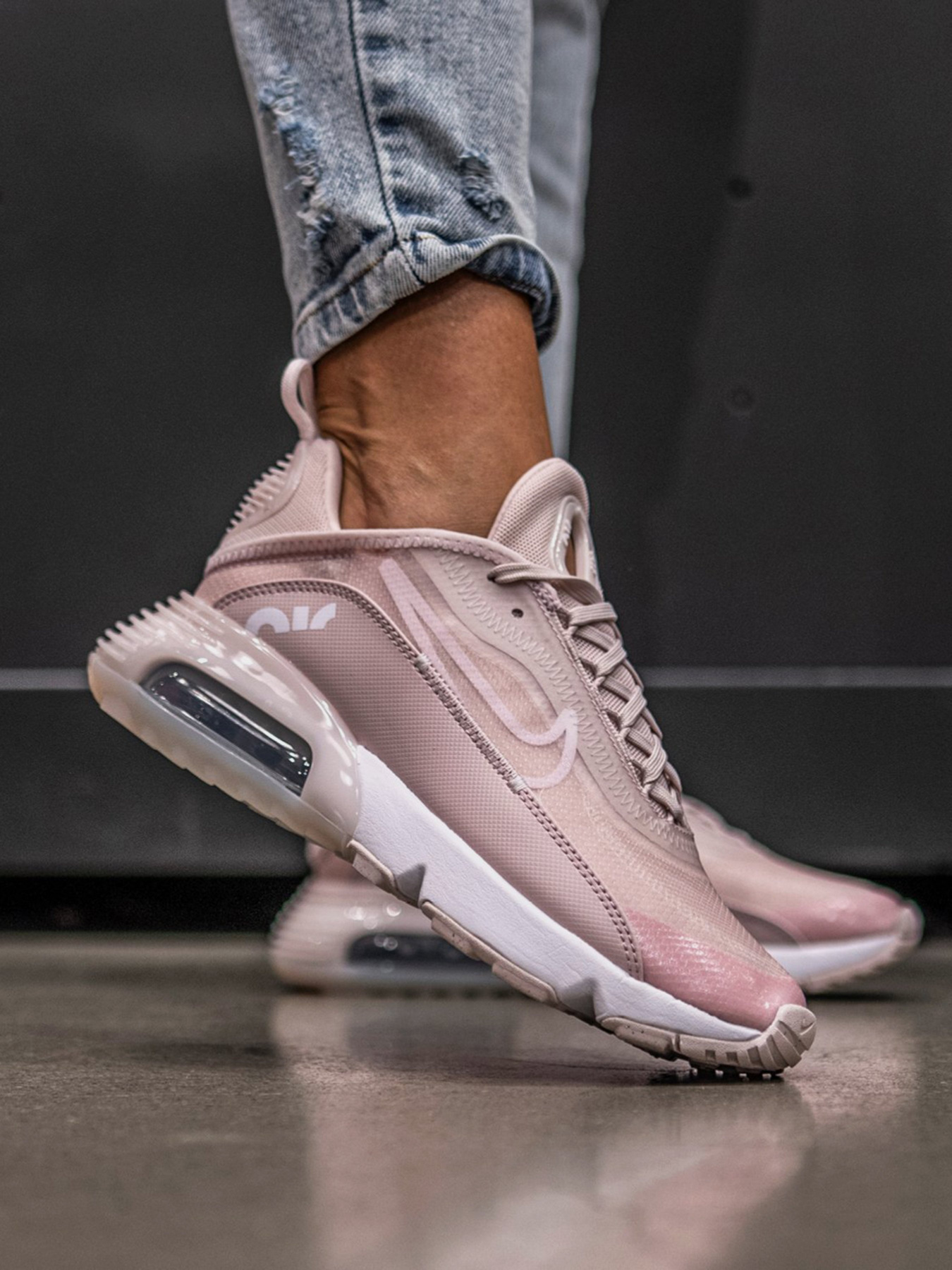 Кроссовки повседневные NIKE Air Max 2090 модель CT1290-600 Фото