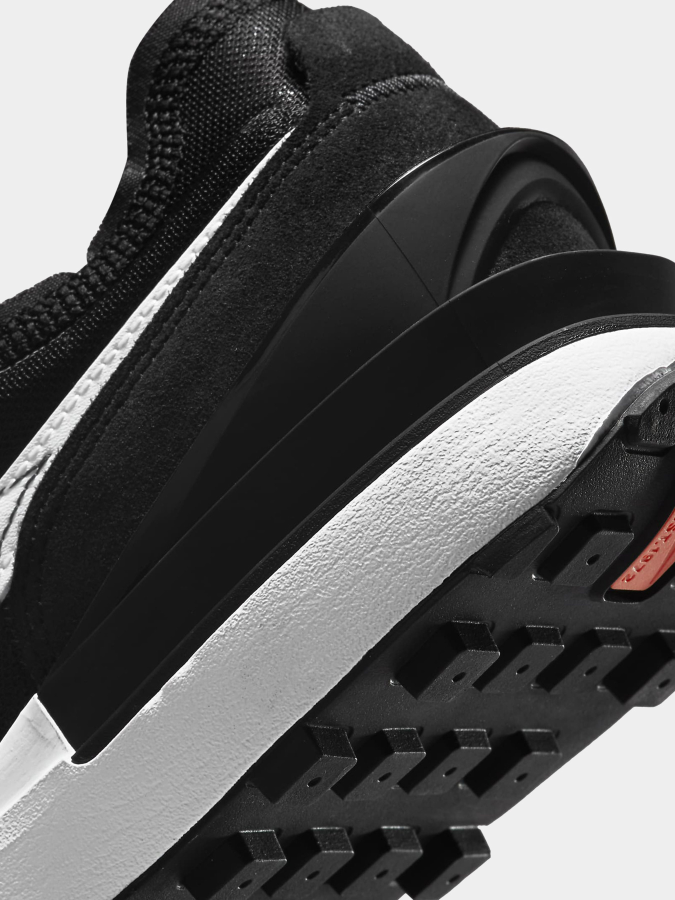 Кроссовки NIKE Waffle One модель DC2533-001 Фото