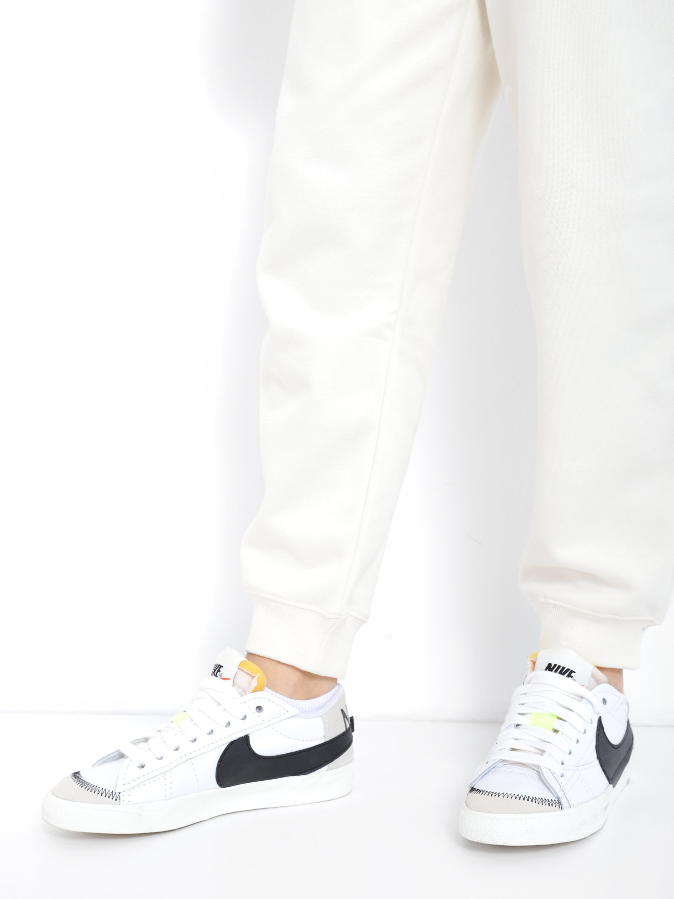 Кеды низкие NIKE BLAZER LOW '77 JUMBO модель DQ1470-101 Фото