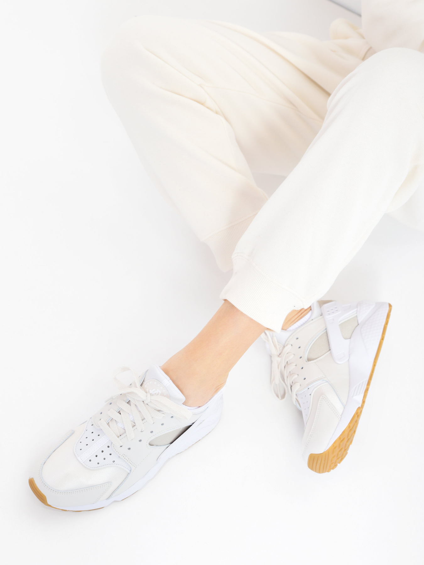 Кроссовки NIKE Air Huarache модель DH4439-003 Фото