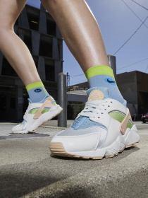 Кроссовки повседневные NIKE Air Huarache SE модель DQ0117-100 Кроссовки повседневные NIKE Air Huarache SE модель DQ0117-100 Фото