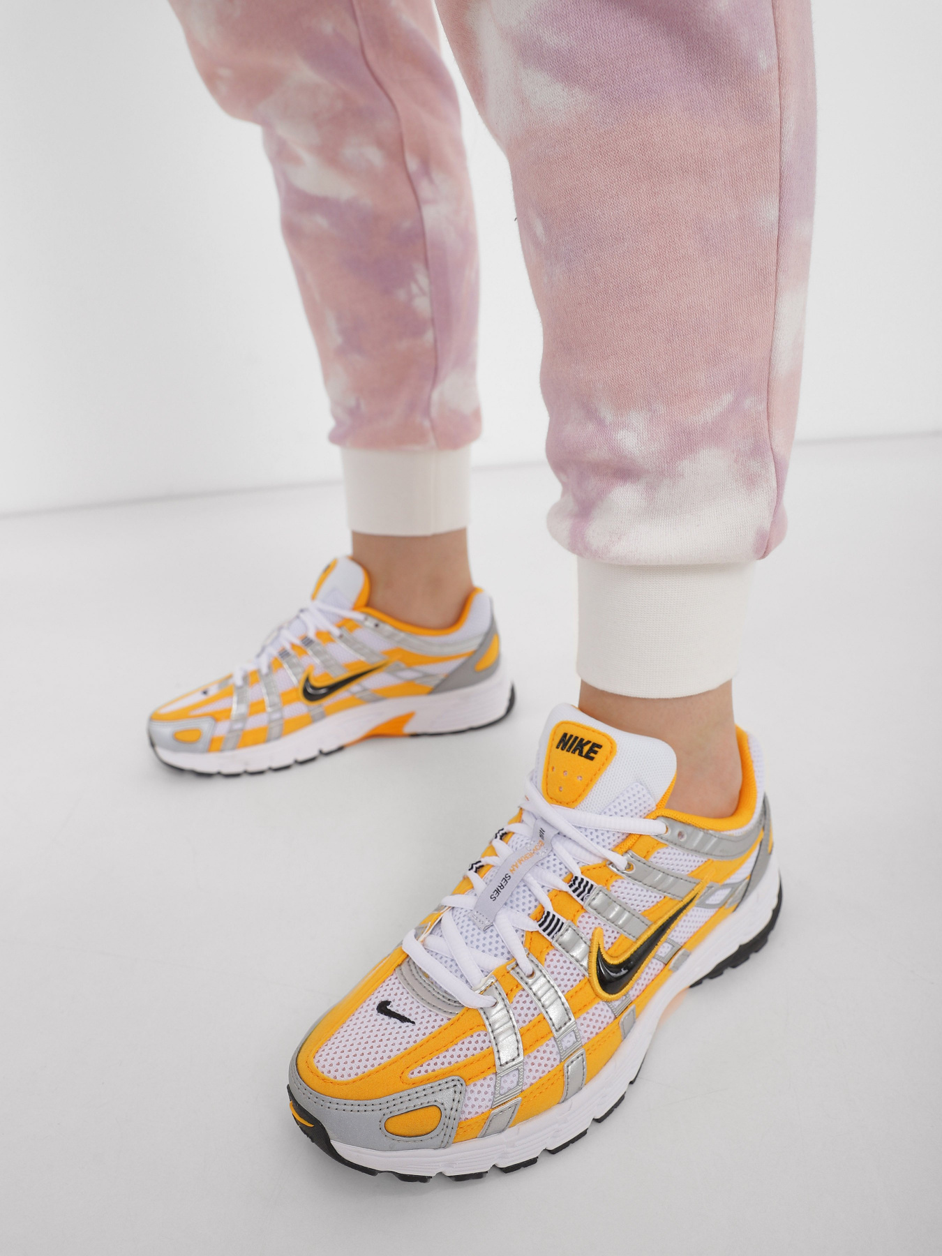 Кроссовки NIKE P-6000 модель FJ4745-700 Фото