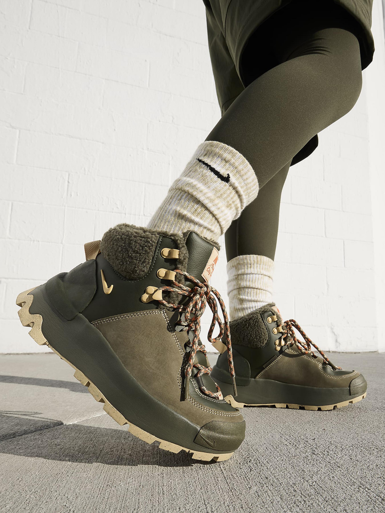 Черевики NIKE City Classic Premium модель FD0211-300 Фото