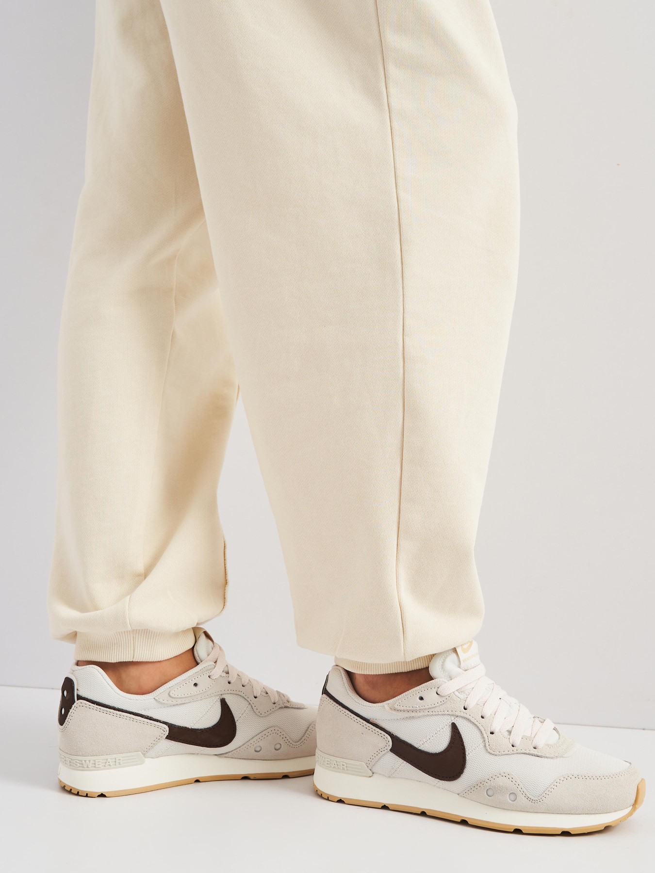 Кросівки повсякденні NIKE VENTURE RUNNER модель CK2948-007 Кросівки повсякденні NIKE VENTURE RUNNER модель CK2948-007 Фото