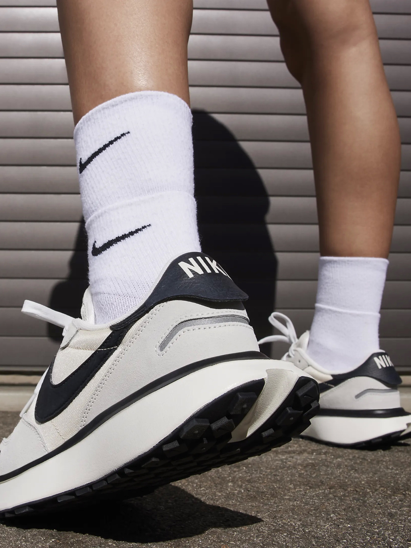 Кроссовки повседневные NIKE PHOENIX WAFFLE модель FD2196-100 Кроссовки повседневные NIKE PHOENIX WAFFLE модель FD2196-100 Фото